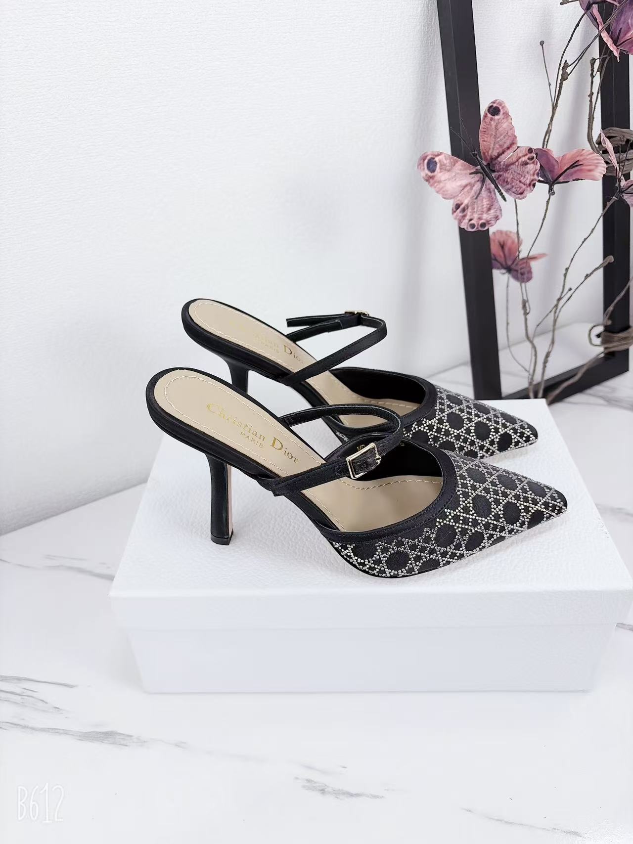 NO:707079,J’ADIOR webbing back empty sandals Dior Dior’s latest spring and summer color Quake Oblique jacquard embroidered letter logo high heel bow color matching women’s shoes The market’s top high-end version Material high-temperature water-soluble electric embroidery technology fabric + sheepskin lining + Italian genuine leather outsole Size standard code 35-40 34.40.41. Customized, non-refundable), half-slip high heels, dior, dior, sandals, high  heels,sheepskin,leather soles19860909J‘ADIOR织带后空凉鞋 迪奥 Dior 春夏最新色Quake Oblique 提花刺绣字母logo高跟蝴蝶结拼色女鞋 市场顶级高端版本 材质高温水溶电绣科技面料+羊皮内里+意大利真皮大底 码数标准码35-40 34.40.41.订做,不退不换）,半拖高跟鞋,dior,dior,sandals,high heels,sheepskin,Leather soles,Women's Shoes