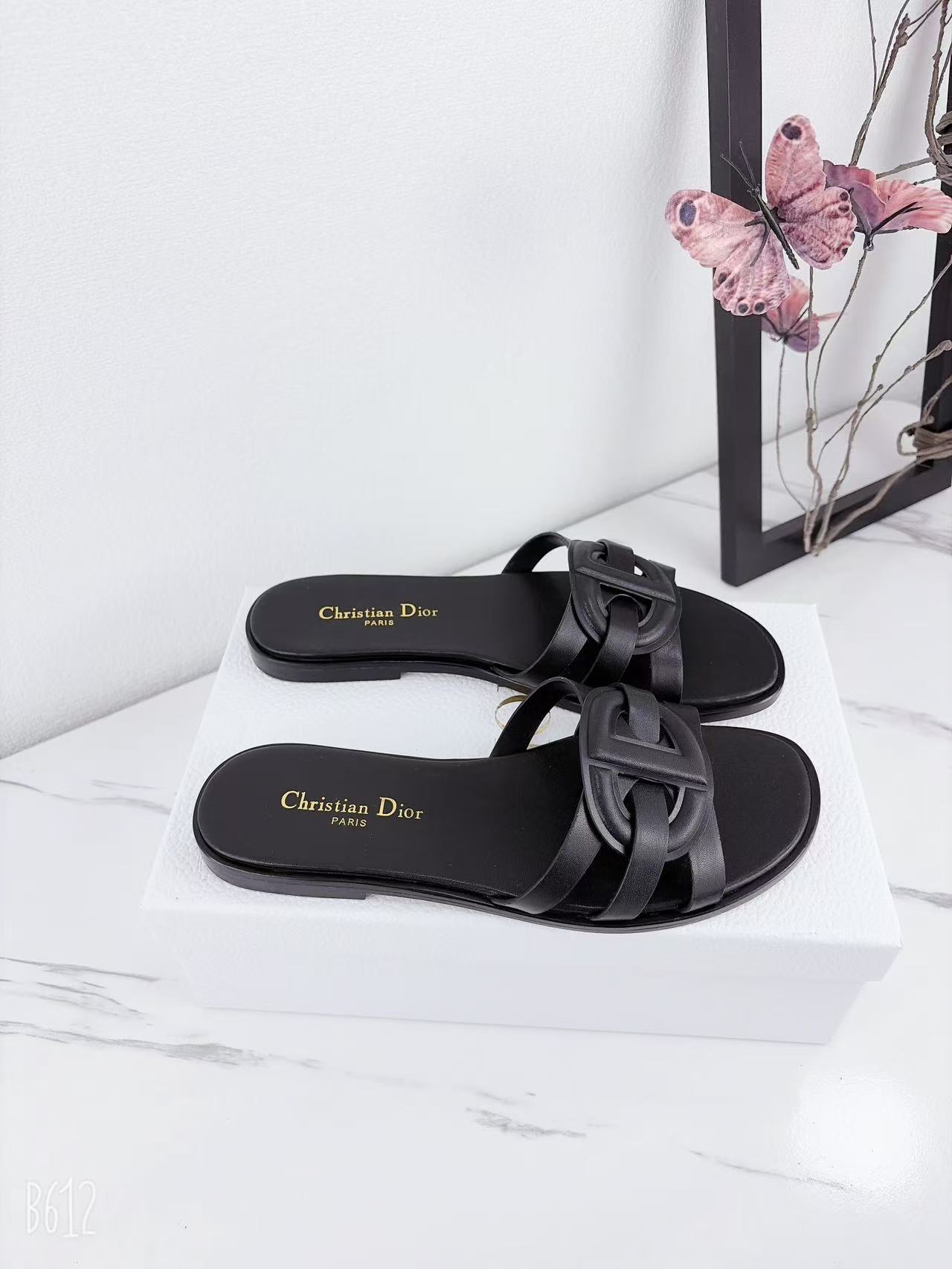 NO:682907,25ss spring and summer new Dior D-Club hollow stacked CD cross-strap slippers pig nose woven strap flat slippers This D-Club slipper is a new product in the 2025 autumn series, reinterpreting the classic style with a simple and elegant design. The exquisite cow leather straps on the upper are embellished with the cross CD logo. The padded insole is comfortable to wear, and the simple design is easy to put on and take off, making it easy to create a casual look. A pair of versatile items that can enhance the overall texture, suitable for investment in a long-term wardrobe.  Original open molded Italian thick leather outsole, size 35-42 (40-42 customized, non-returnable), casual shoes/sports shoes, dior, dior, sneakers, slippers, cowhide, Leather soles1986090925ss春夏新款Dior 迪奥D-Club镂空叠层CD交叉带凉拖鞋猪鼻子编织带平底拖鞋 这款 D-Club 凉拖是二零二五秋季系列新品,以简约优雅的设计重新诠释经典款式.鞋面精致的牛皮革饰带点缀以交叉CD标志.加垫内底穿着舒适,简约的设计便于穿脱,轻松打造休闲造型.一双能提升整体质感的百搭单品,适合投资于长期衣橱. 鞋底原版开模意大利加厚真皮大底 码数35-42（40-42定做不退换）,休闲鞋/运动鞋,dior,dior,sneakers,slippers,cowhide,Leather soles,Women's Shoes