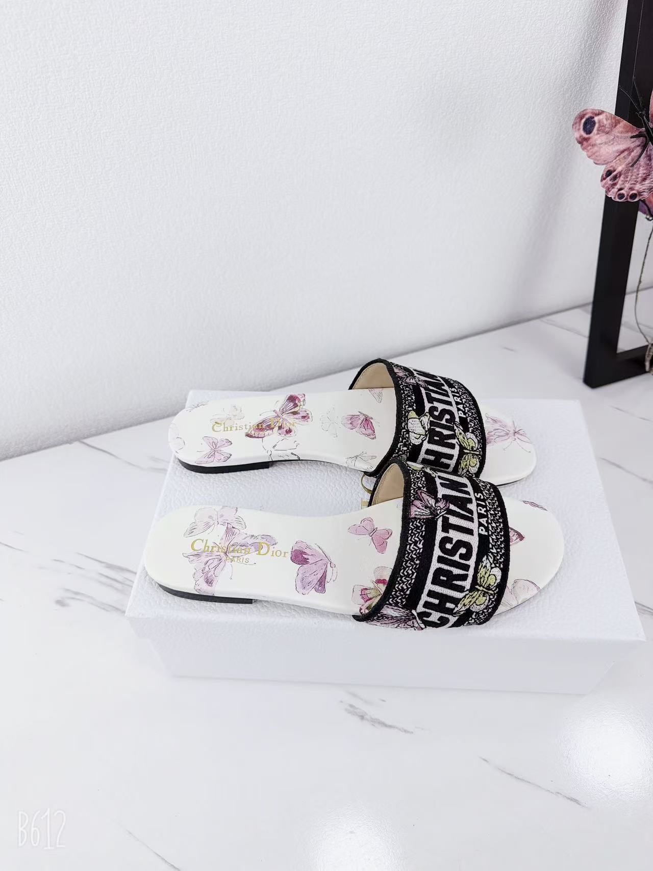 NO:789984,Dior DWAY spring and summer new one-word embroidery slippers top purchasing version CD letter logo three-dimensional embroidery cylindrical heel sandals square toe thick heel jelly color open-toe slippers original high-temperature water-soluble cotton electric embroidery technology silk fabric lining water-dyed sheepskin lining outsole Italian leather outsole heel height 1.5CM/4.5CM  Size 34-43 (34.40.41.42.43 customized, non-refundable and non-exchangeable), slippers, dior, dior, sandals, slippers, sheepskin, real silk, Leather soles19860909Dior 迪奥 DWAY春夏新款一字刺绣拖鞋顶级代购版本 CD字母logo立体刺绣圆柱跟凉鞋 方头粗跟果冻色露趾拖鞋 鞋面原版一致高温水溶棉质电绣科技真丝面料 内里水染羊皮内里 大底意大利真皮大底 跟高1.5CM/4.5CM 码数34-43（34.40.41.42.43定做不退不换）,拖鞋,dior,dior,sandals,slippers,sheepskin,real silk,Leather soles,Women's Shoes