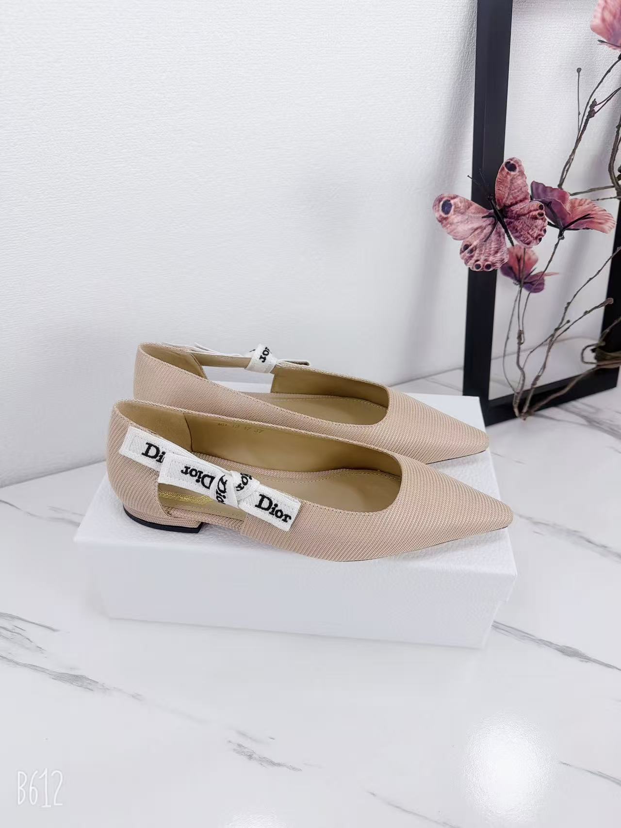NO:747044,J'ADIOR Dior 2026 early spring new ribbon bow high-heeled women's shoes. Stars' same style CD letter logo flat-bottomed square-head hollow color-blocking shoes. The top version on the market. Material upper imported eco-friendly jacquard + water-dyed sheepskin lining + Italian genuine leather outsole. Heel height: flat bottom/medium heel 6.5CM/high heel 9.5CM.  Size34-42 (34.40.41.42. No return or exchange), sandals, dior, dior, sandals, sheepskin, Leather soles19860909J'ADIOR 迪奥 Dior 2026早春新款织带蝴蝶结高跟女鞋 明星同款CD字母logo平底方头镂空拼色单鞋 市面顶级版本 材质鞋面进口环保提花+水染羊皮内里+意大利真皮大底 跟高:平底/中跟6.5CM/高跟9.5CM Size34-42（34.40.41.42.定律不退换）,凉鞋,dior,dior,sandals,sheepskin,Leather soles,Women's Shoes