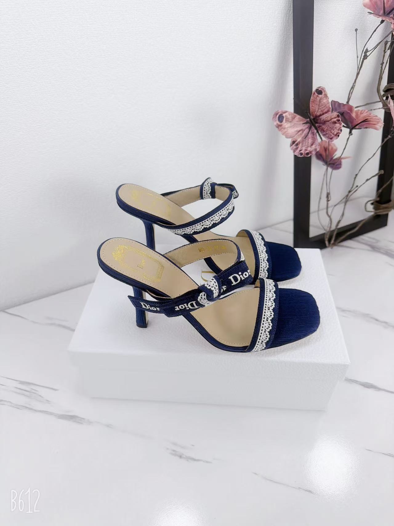 NO:747046,J'ADIOR Dior 2026 early spring new ribbon bow high-heeled women's shoes. The same style as the star's CD letter logo flat-bottomed square-toed hollow color-blocking shoes. The top version on the market. Material upper imported environmentally friendly jacquard + water-dyed sheepskin lining + Italian leather outsole. Heel height: high heel 9.5CM  Size34-42 (34.40.41.42. No return or exchange), sandals, dior, dior, sandals, sheepskin, Leather soles19860909J'ADIOR 迪奥 Dior 2026早春新款织带蝴蝶结高跟女鞋 明星同款CD字母logo平底方头镂空拼色单鞋 市面顶级版本 材质鞋面进口环保提花+水染羊皮内里+意大利真皮大底 跟高:高跟9.5CM Size34-42（34.40.41.42.定律不退换）,凉鞋,dior,dior,sandals,sheepskin,Leather soles,Women's Shoes