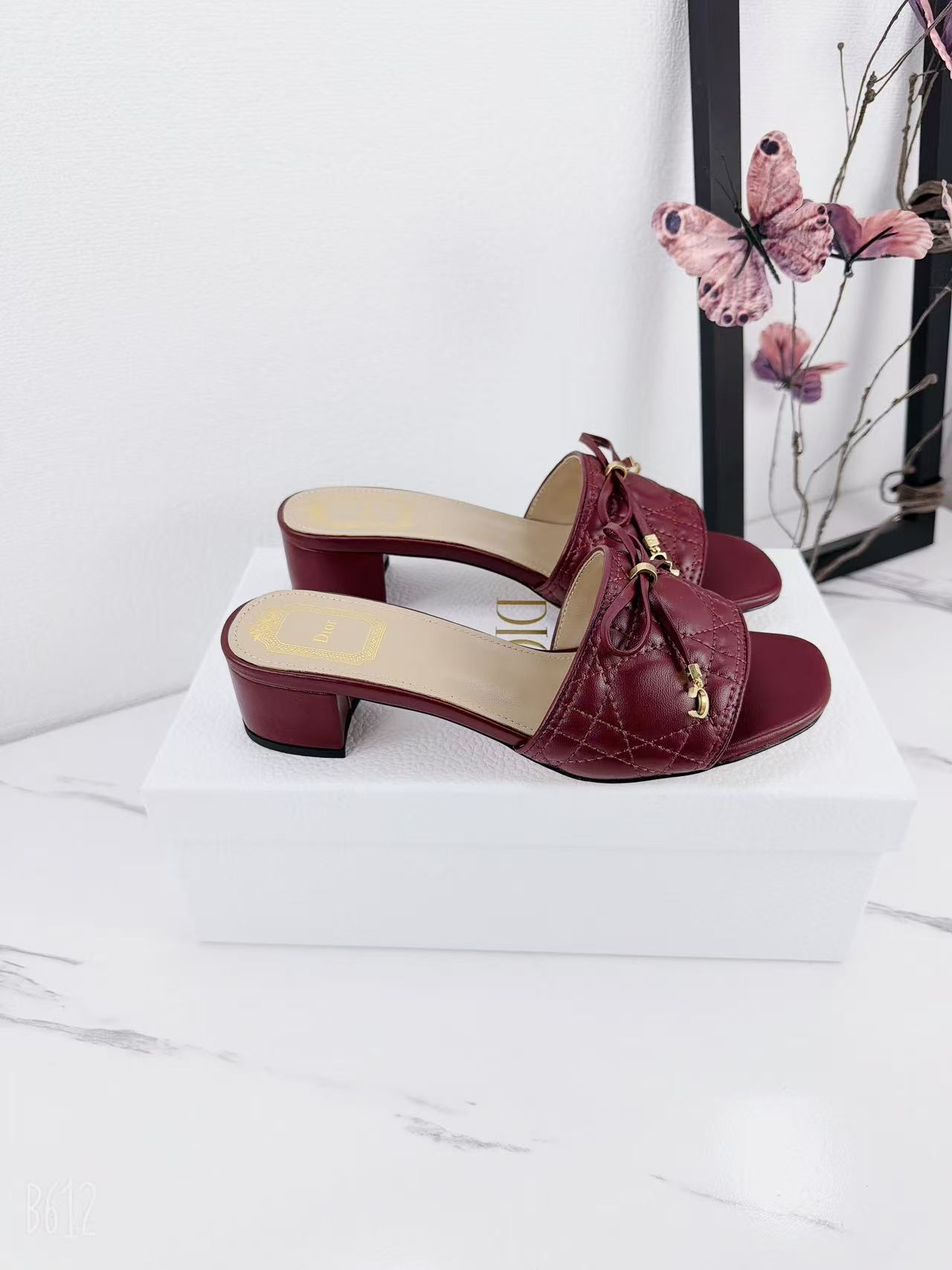 NO:788009,Miss Dior/Dior classic Paris catwalk style autumn and winter new metal buckle single shoe series This Miss single shoe series is a hit on the Paris catwalk, elegant and fashionable. It is carefully made of patent leather and has a simple style. The upper is decorated with a gold-finished metal logo to enhance the style and is elegant!  The stylish round toe and cylindrical heel complement each other, adding elegance to various looks. The upper is made of imported cowhide, the inner foot pads are all sheepskin, the Italian imported genuine leather outsole, size: 35-42 (/40/41/42 customized), slippers, dior, dior, slippers, cowhide, sheepskin, Leather soles19860909Miss Dior/迪奥经典巴黎走秀款秋冬新品 金属扣单鞋系列 这款Miss单鞋系列巴黎走秀爆款,优雅时尚.采用漆皮皮革精心制作,款式简约,鞋面饰以金色饰面金属logo提升格调,优雅大气！时尚的圆形鞋头与圆柱形鞋跟相得益彰,可为各式造型增添高雅气质. 鞋面采用进口牛皮 内里垫脚均为羊皮 意大利进口真皮大底 码数:35-42（/40/41/42定制）,拖鞋,dior,dior,slippers,cowhide,sheepskin,Leather soles,Women's Shoes