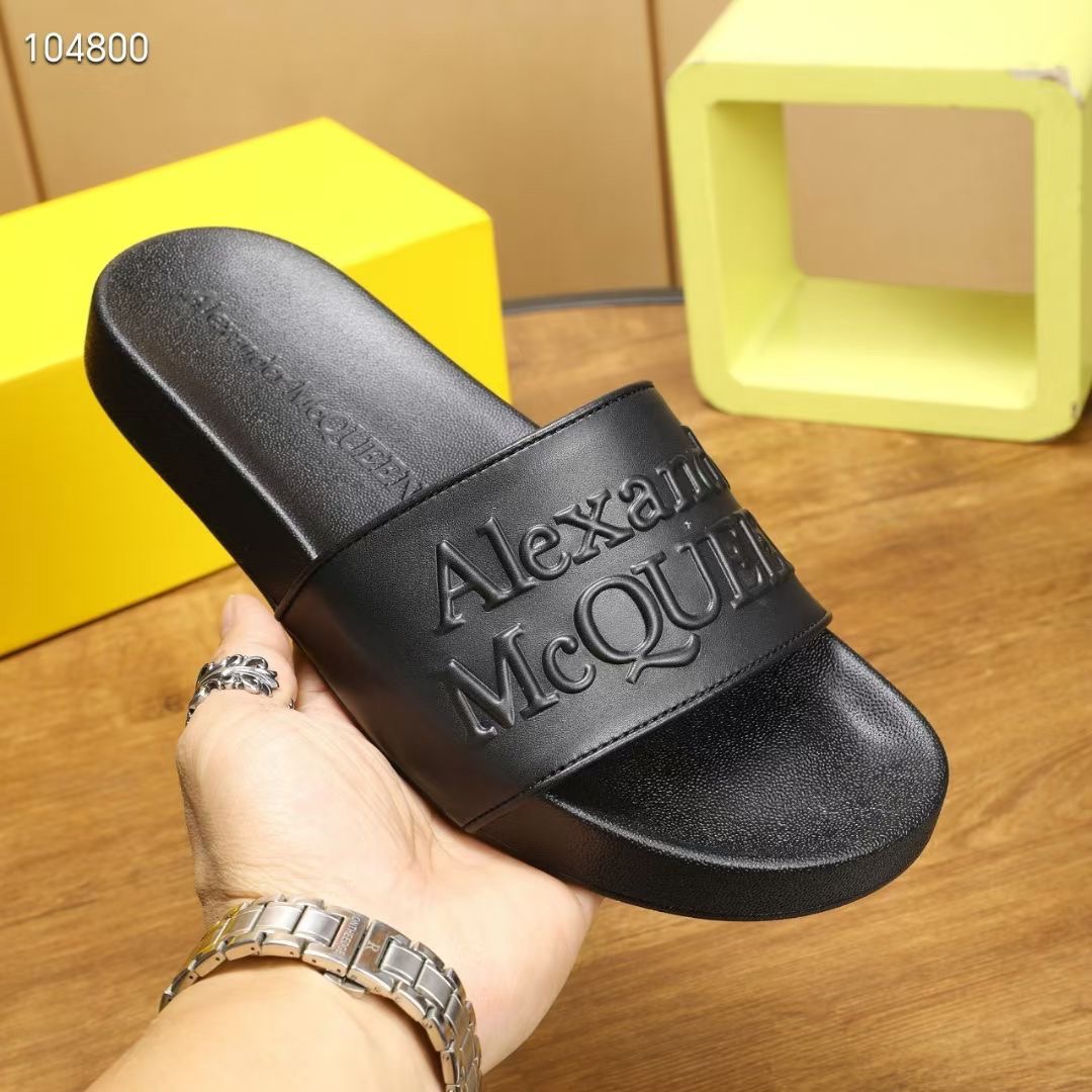 NO:279053,McQueen's latest thick-soled flip-flops, the unique personality of the shoes adds full charm, the foot has a super style, the round head design allows the toes to be fully released, get rid of the original pressure of the shoes, the foot feels comfortable and upgraded version of PU foam, all the materials are consistent with the original craftsmanship, and everyday versatile style, showing elegant and noble temperament!  Sole PU foam wear-resistant outsole midsole size 38-46 Multi-color optional, alexander mcqueen,slippers19860909.麦昆McQueen最新厚底一字拖鞋,鞋子独特的性个增加十足魅的力 上脚有超风范 圆头的设计让脚得趾到完的全释放 摆脱鞋子本原的压迫感 脚感适舒升级版PU发泡 所有的质材与工艺原版一致 日常百搭款,尽显优雅高贵气质！鞋底PU发泡耐磨大底中底码数38-46 多色可选,,alexander mcqueen,slippers,Men's shoes