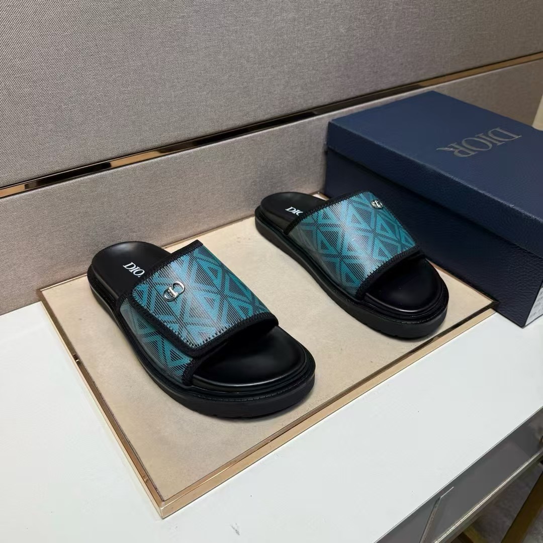 NO:350695,.New fashion [Dio] full series, full colors, imported cowhide, high-end 1:1 open mold customization, original upgraded version, lighter and non-slip. Top quality in the market, many celebrities personally interpreted by themselves, fashion trends, versatile and hot products, must-have for trendy people, fashion series, the same style of the counter is complete, 38-45 sizes. It will not be stopped for production in all seasons, and it will be available for a long time. Welcome to transfer pictures. Specifications 38–45,,dior,cowhide19860909.新款时尚【迪奥】全系列,颜色全,进口头层牛皮,高端1:1开模定制,原版升级版大底,更轻便,防滑.市场顶级品质,众多明星亲身演绎,时尚潮流,百搭爆款,潮人必备,时尚系列,专柜同款包装齐全,38-45码.四季不停产,长期有货,欢迎转图. 规格38–45,,dior,cowhide,Men's shoes