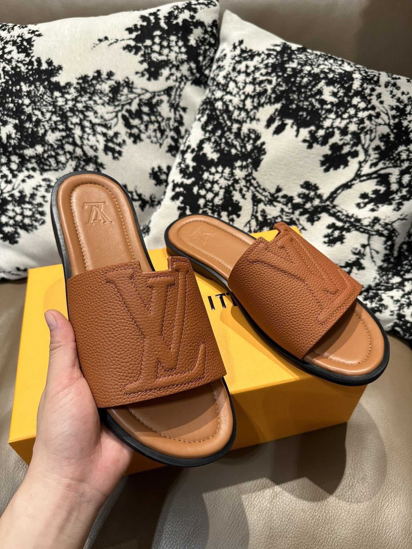 NO:350712,: ●Latest Louis Vuitton men's slippers Original repurchase 1/1 disassembly exquisite craftsmanship The best version in the market ▼Material Italian cowhide ▼Medium low sheepskin ▼Original outsole Size36/46,,louis vuitton,slippers,cowhide,sheepskin19860909: ●最新款 路易威登男款拖鞋 原版回购 1/1拆解 精美工艺 市场最好版本 ▼材料 意大利牛皮 ▼中低 羊皮 ▼原版大底 Size36/46,,louis vuitton,slippers,cowhide,sheepskin,Men's shoes