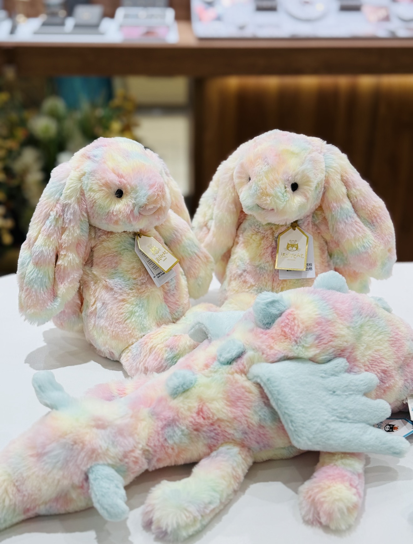 NO:811233,Different from the ordinary Bonnie rabbit, it uses an exclusive pink and blue gradient tie-dye process. Like crushed rainbow icing, it will show gentle color levels under different lights. It is a unique dreamy feeling of the Chinese limited edition. It has a rare attribute for collection and gift giving. Jellycat doll19860909区别于普通款邦尼兔,采用独家粉蓝渐变扎染工艺,像被揉碎的彩虹糖霜,在不同光线下会呈现温柔的色彩层次,是中国限定款独有的梦幻感,收藏送礼都自带稀缺属性.,Jellycat公仔,accessory
