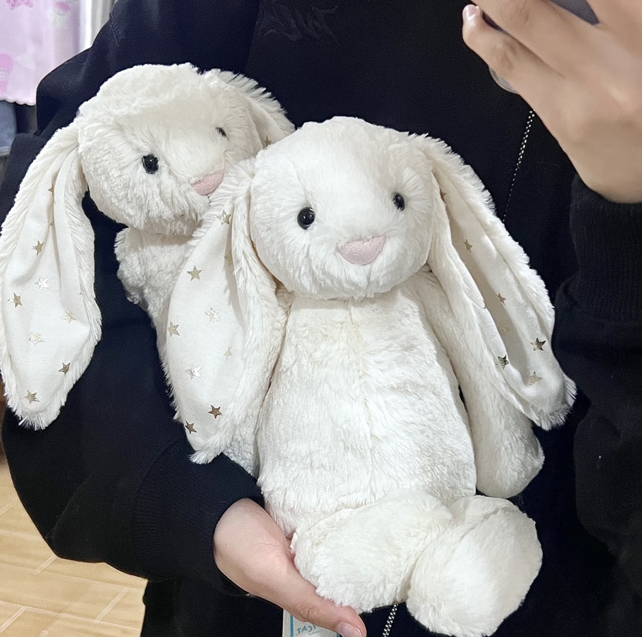 NO:811238,I was cured the moment I got it in my hand. The white plush is so soft that my heart trembles. When you pinch it, it feels like holding a cloud. Even the pink tip of the nose is soft. It looks like a little bunny from a fairy tale!  ,Jellycat doll19860909拿到手的瞬间就被治愈了,奶fufu的白色毛绒软到心颤,捏起来的手感像抱着一团云朵,连鼻尖的小粉都软乎乎的,完全就是从童话里走出来的小兔子嘛！,Jellycat公仔,accessory