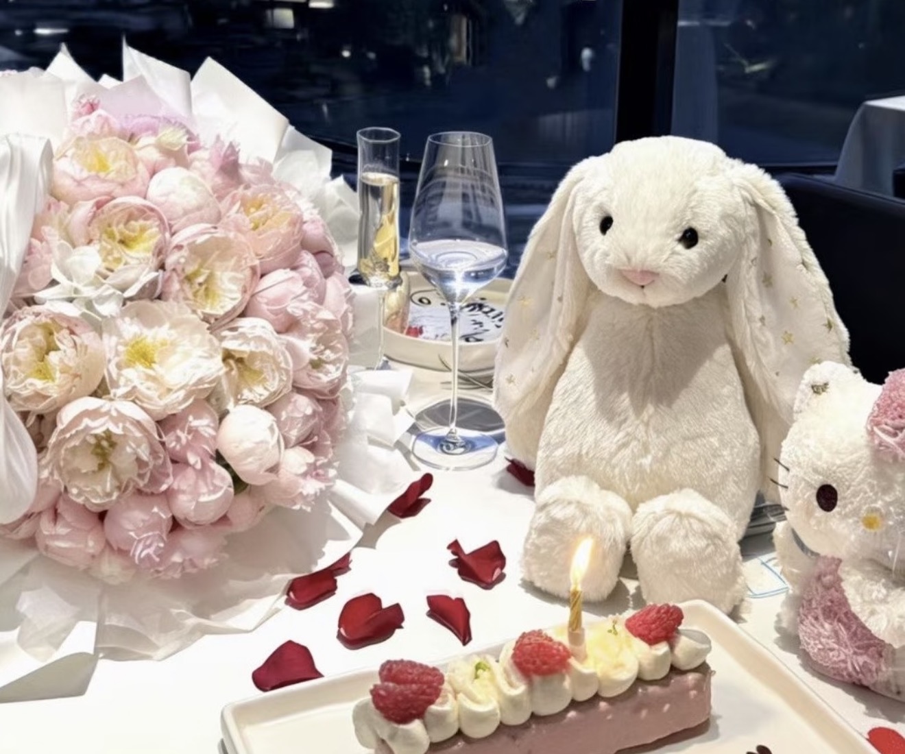 NO:811225,This star-eared bunny rabbit is like a quiet little companion. You don’t need to talk. Just hold it and you can slow down from the tight rhythm. The milky white soft fur hides the star ears. There is no complicated design, but it uses the simplest gentleness to catch all the emotions. Jellycat doll19860909这只星星耳邦尼兔,像一个安静的小陪伴,不用说话,只要抱着它,就能从紧绷的节奏里慢下来. 奶白色的软毛,藏着星星的耳朵,没有复杂的设计,却偏偏用最简单的温柔,接住了所有的情绪.,Jellycat公仔,accessory