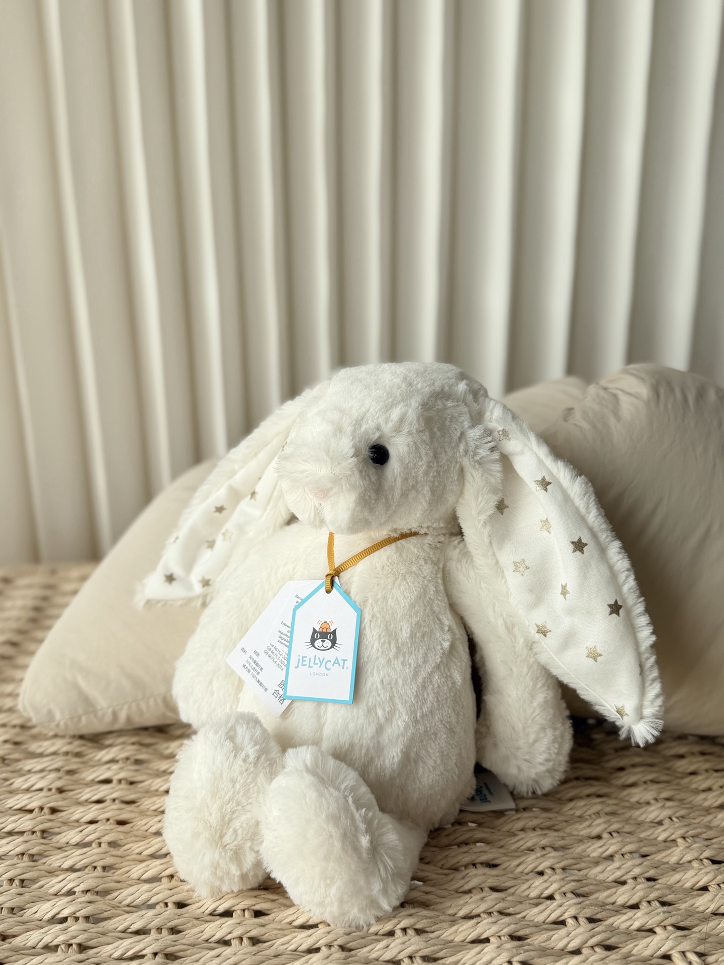 NO:811223,Jellycat Star-Eared Bonnie Rabbit When the creamy white soft fur meets the stars, this rabbit is destined to be synonymous with gentleness from birth.  It has the signature cloud feel of Bonnie Rabbit. It is made of high-density polyester short velvet, and every inch of the fluff has been polished. It feels like a sun-baked marshmallow, so soft that you can’t help but rub it repeatedly. The long ears hang down on both sides, and the ears are decorated with silver star prints, which will glow with tiny shimmers under the light, like the Milky Way hidden in the night, secretly sewn into its ears.  The round black eyes are innocent and clear, the little pink nose is soft, and the body is filled with fluffy fiber and safe E-beans. It has just the right falling feeling when you hold it, soft but not collapse, and can rebound quickly no matter how hard it is. Whether it is a comfort partner for children or a 'spiritual pacifier' for adults, this rabbit with stars can give you the quietest healing with its soft touch on countless tired nights. Jellycat doll19860909Jellycat星星耳邦尼兔 当奶油白的软毛遇上星光点点,这只兔子从出生起,就注定是温柔的代名词. 它有着邦尼兔标志性的云朵触感,精选高密聚酯短绒,每一寸绒毛都经过打磨,摸起来像晒过太阳的棉花糖,软到让人忍不住反复摩挲.长长的耳朵垂在两侧,耳内缀满银色星星印花,在光线下会泛着细碎的微光,像把藏在黑夜里的银河,偷偷缝进了它的耳朵里. 圆溜溜的黑眼睛无辜又清澈,粉色的小鼻头软乎乎的,身体里填充了蓬松纤维与安全E豆,抱起来有恰到好处的坠感,软而不塌,怎么rua都能快速回弹. 无论是作为孩子的安抚伙伴,还是成年人的“精神奶嘴”,这只带着星光的兔子,都能在无数个疲惫的夜晚,用柔软的触感,给你最安静的治愈.,Jellycat公仔,accessory