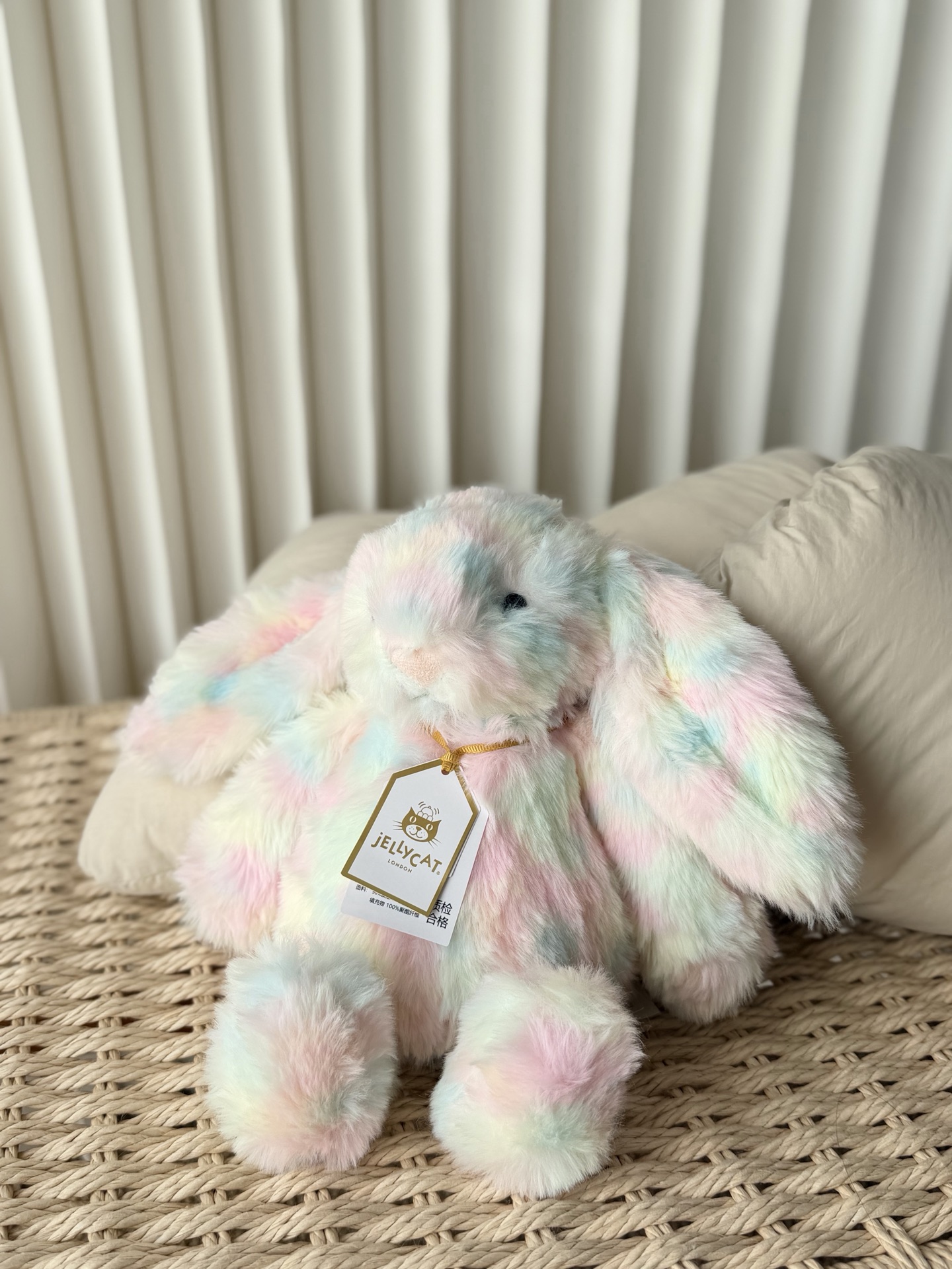 NO:811231,Jellycat2026 new product is limited to China. This La Zulia Bonnie rabbit is so beautiful that it is speechless. The plush with pink and blue gradient is like crushed rainbow icing. It will show gentle color layers under the light. It is exactly like a little bunny coming out of a fairy tale!  The hand feeling is still as good as ever, soft and fufu like holding a cloud, you can't stop rubbing it at all!  The big hanging ears and soft pink nose are full of details. As a limited edition model in China, it comes with a rare buff. Whether it is a personal collection or a birthday gift for a best friend or girlfriend, it is a real win!  Who can receive it without being confused?  ,Jellycat doll19860909Jellycat2026新品中国限定款,这只拉祖利亚邦尼兔真的美到失语 粉蓝渐变的毛绒像被揉碎的彩虹糖霜,在光线下会呈现温柔的色彩层次,完全就是从童话里走出来的小兔子嘛！ 手感还是一如既往的绝,软fufu的像抱着一团云朵,rua起来完全停不下来！垂下来的大耳朵,软乎乎的粉鼻子,细节感直接拉满. 作为中国限定款,自带稀缺buff,不管是自留收藏,还是送闺蜜、送女朋友当生日礼物,都直接赢麻了！收到的人谁能不迷糊啊！,Jellycat公仔,accessory