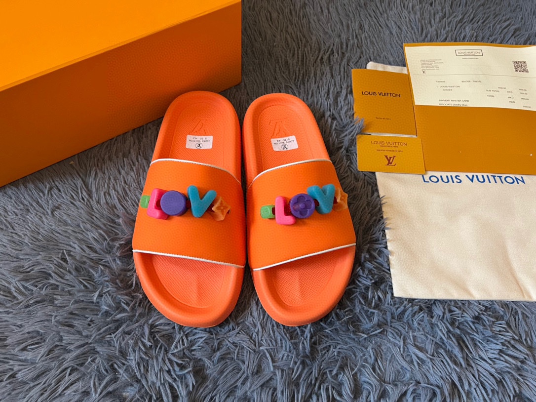 NO:275313,Donkey brand Louisville couples style counter top ~ original packaging 4lv counter new slippers, silk cowhide, silk cowhide, original decorative buckle embellishment. Original open molded rubber foam sole, sole 3CM thick. Lv new slippers!  Size:35-45,,louis vuitton,louis vuitton,louis vuitton,slippers,cowhide19860909驴牌 路易威 情侣款 专柜顶级~原版包装 4lv 专柜新款拖鞋,丝绸牛皮面,丝绸牛里,原版装饰扣点缀. 鞋底原版开模橡胶发泡大底 底厚3CM. Lv 新款拖鞋 ！ Size:35-45,,louis vuitton,louis vuitton,louis vuitton,slippers,cowhide,Men's shoes