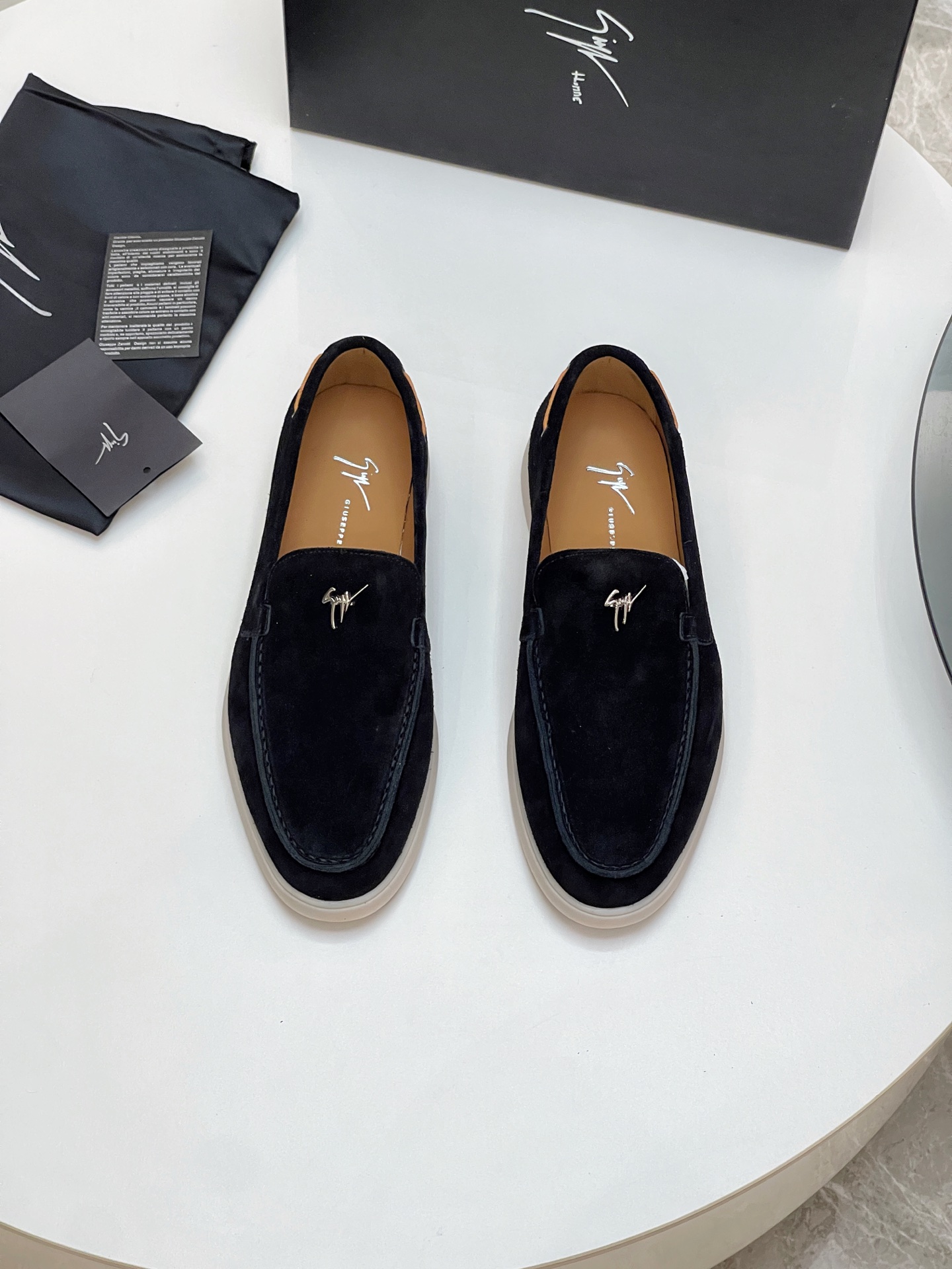 NO:746023,GZ Top Purchasing Agent Giuseppe Zanotti GZ Giuseppe Zanotti's new trendy model is on the market and the most popular footwear series has uppers made of special high-mercerized cowhide fabric, imported cowhide lining, original hardware logo buckle decoration, wear-resistant rubber outsole, simple and elegant version, exclusive for trendy men. Size: 40-44 (customized at 45.46),,cowhide19860909GZ 顶级代购Giuseppe Zanotti GZ朱塞佩·萨诺第 全新潮款上市爆款套脚系列鞋面采用专用高丝光牛反绒面料 进口牛皮内里,原版五金logo扣装饰,耐磨橡胶大底,版型简洁大气,潮男专属.Size:40-44（45.46定做）,,cowhide,Men's shoes