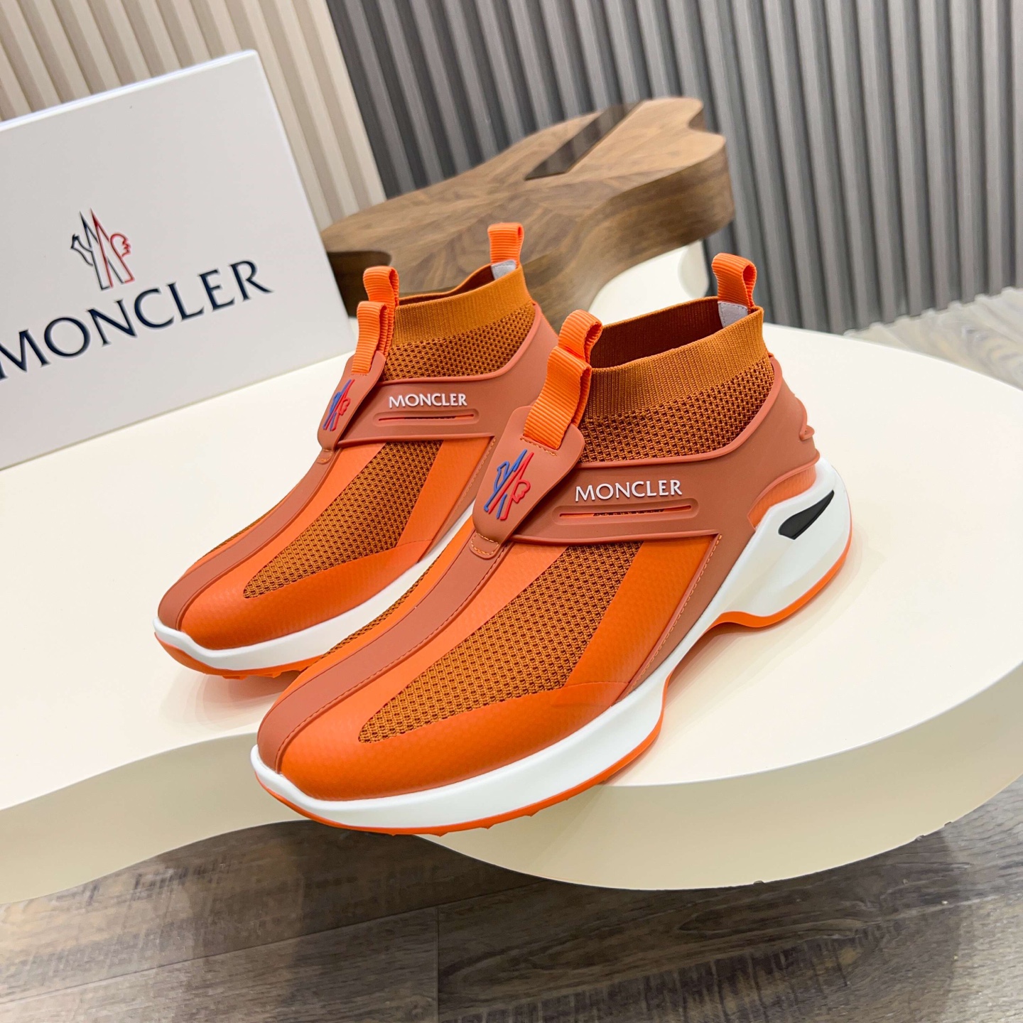 NO:346628,【MONCLER】Top -Size 39-44 (38.45. Customizable) Moncler Mengkelai/Shirt Outdoor Casual Sports Shoes Dad Shoes Original Purchase and Development Making Products Sneakers are designed to accompany you to outdoor activities in warm weather and are a lightweight version of our iconic sports shoes. The EVA midsole is made of fabric material to enhance flexibility, and the Vibram MEGAGRIP composite sole enhances the grip of the shoes. OrthoLite insole is easy to clean, while enhancing the ventilation of the shoes and providing comfortable cushioning effect. Delivery counter exquisite packaging Fabric: Original custom elastic knit Inner: Imported breathable mesh Sole: Original open mold-proof rubber material Thick bottom  3.5cm., Moncler, Moncler, Sneakers19860909【MONCLER】顶级 -Size 39-44（38.45.可订做) Moncler 盟可睐/蒙口 户外 休闲 运动鞋 老爹鞋 原版购入开发 做货 运动鞋旨在陪伴您在温暖的天气进行户外活动,是我们标志性运动鞋的轻盈版本.EVA中底采用织物材质制成,提升柔韧性,Vibram MEGAGRIP复合鞋底提升鞋履的抓地力.OrthoLite鞋垫易于清洗,同时可增强鞋履的通风性,并提供舒适的缓冲效果 配送专柜精美包装 面料 : 原版定制弹力针织 内里 : 进口透气网里 鞋底 : 原版开模防滑橡胶材质 底厚 3.5cm.,,Moncler,Moncler,sneakers,Men's shoes