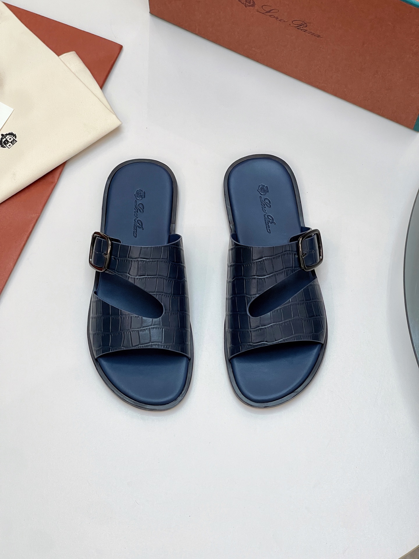 NO:779478,Loro Piana, LP's popular spring and summer slippers are synchronized with the new counters. The uppers are imported cowhide fabrics from Italy. High-quality splicing technology. The original soles are specially provided by the original factory. The exclusive molded soles are super comfortable. Original factory orders. High quality. You can enter and leave the counter at will. You are welcome to compare. The code number is 39-45; (order 46 47), loro piana, loro piana, slippers, cowhide19860909Loro Piana 诺悠翩雅 ,LP 炸街男神春夏拖鞋新品专柜同步,鞋面意大利进口牛皮面料,高品质拼接工艺,鞋底原厂特供原版底,独家活动成型底超级舒适,原厂跟单货,高品质,可随意进出专柜,欢迎对比,码数 39-45；（ 订46 47）,,loro piana,loro piana,slippers,cowhide,Men's shoes