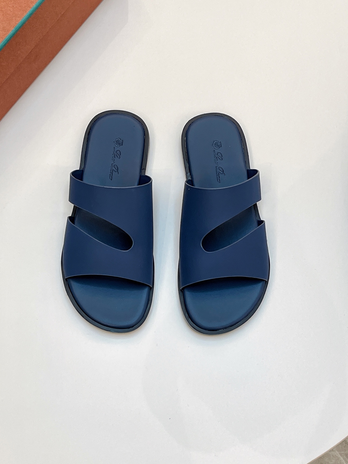 NO:730751,: Loro Piana, LP's popular spring and summer slippers are synchronized with the new counters. The uppers are imported cowhide fabrics from Italy. High-quality splicing technology. The original soles are specially provided by the original factory. The exclusive movable molded soles are super comfortable. Original factory follow-up orders. High quality. You can enter and leave the counter at will. You are welcome to compare. The code number is 39-45; (Order 46 47), loro piana, loro piana, slippers, cowhide19860909: Loro Piana 诺悠翩雅 ,LP 炸街男神春夏拖鞋新品专柜同步,鞋面意大利进口牛皮面料,高品质拼接工艺,鞋底原厂特供原版底,独家活动成型底超级舒适,原厂跟单货,高品质,可随意进出专柜,欢迎对比,码数 39-45；（ 订46 47）,,loro piana,loro piana,slippers,cowhide,Men's shoes