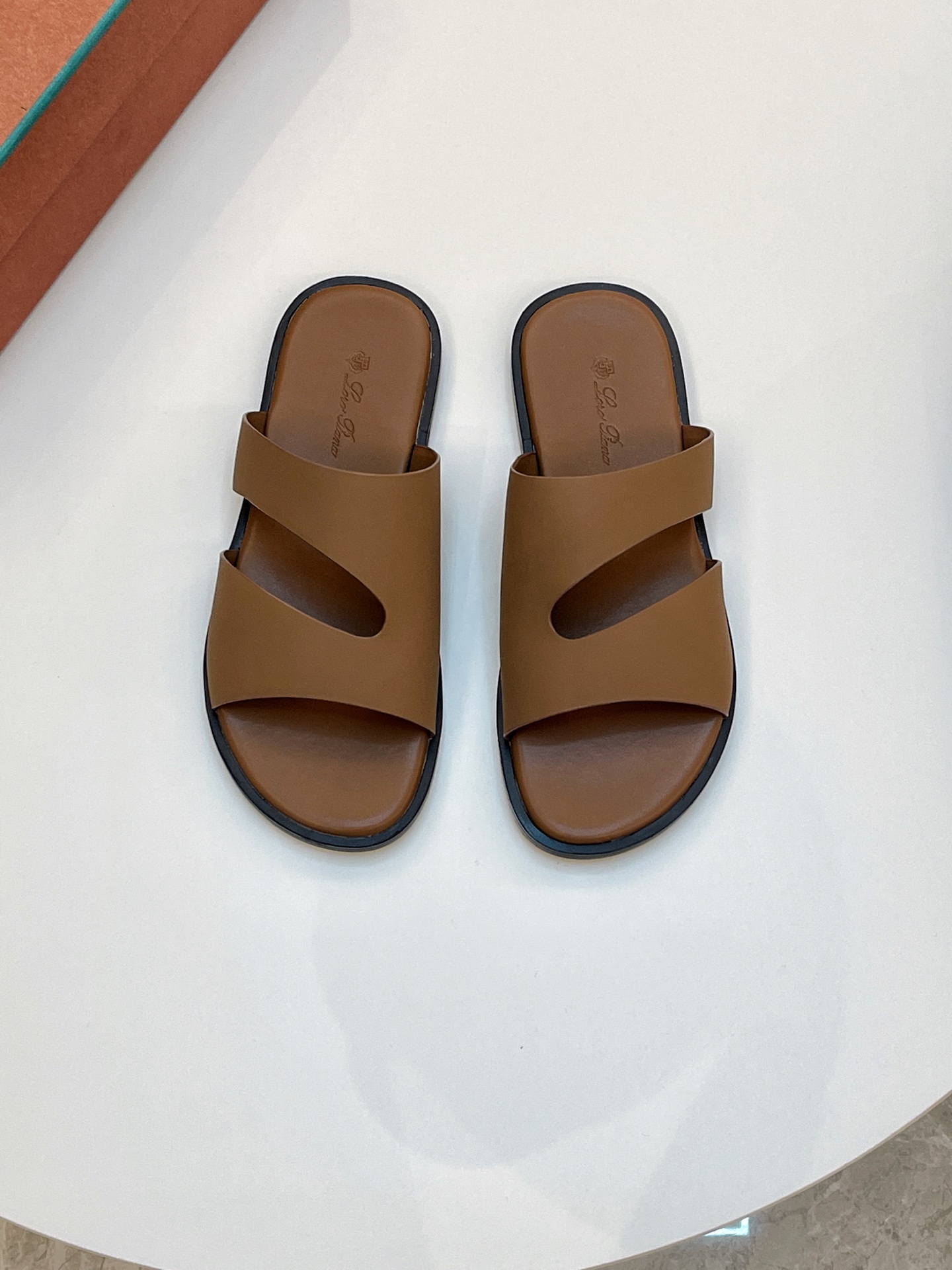 NO:350685,Loro Piana, LP Street Fried Street Men's God Spring and Summer Slippers New Counter Synchronizes, Upper imported Italian cowhide, high-quality splicing technology, original sole, exclusive movable molding sole is super comfortable, original order goods, high quality, can enter and exit the counter at will, welcome to compare, size 39-45; (order 46 47),,loro piga,loro piga,slippers,cowhide19860909Loro Piana 诺悠翩雅 ,LP 炸街男神春夏拖鞋新品专柜同步,鞋面意大利进口牛皮面料,高品质拼接工艺,鞋底原厂特供原版底,独家活动成型底超级舒适,原厂跟单货,高品质,可随意进出专柜,欢迎对比,码数 39-45；（ 订46 47）,,loro piana,loro piana,slippers,cowhide,Men's shoes