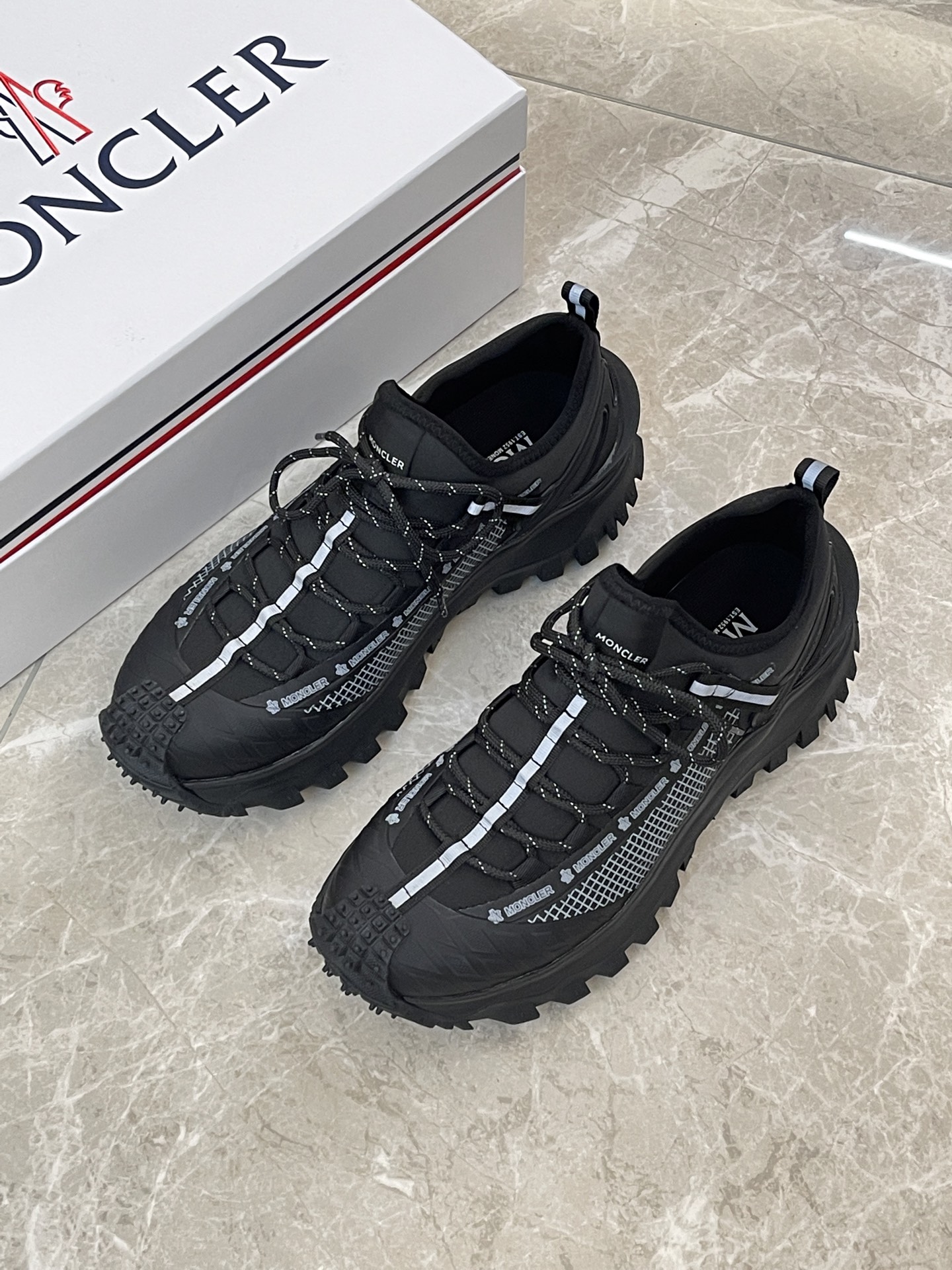 NO:349174,Moncler/monkey men's outdoor lace-up sneakers are comfortable and anti-slip, made of leather and technological fabrics, designed for outdoor running or urban stroll. They are both innovative, functional and graphic details, draw inspiration from the alpine atmosphere, and interpret trendy fashion. Suede, honeycomb mesh, neoprene are spliced ​​with various materials, the upper is designed with shoelaces and rubber inserts, and the sole is made of TPU + rubber + high elastic rubber foam combination, which has high elasticity and high wear resistance and improves comfort!  Size39-44 (38 45 customized), Moncler, sneakers19860909Moncler/蒙口男士户外系带运动鞋,具有舒适防滑性能,采用皮革和科技面料制成,专为户外跑步或都市漫步而设.兼备创新、功能性与图形细节于一体,从高山氛围汲取灵感,诠释潮流时尚.绒面革,蜂窝网布,氯丁橡胶 各种材质拼接打造,鞋面采用鞋带和橡胶嵌件设计,大底采用TPU+橡胶+高弹橡胶发泡组合成型,具有高弹性高耐磨性,提高舒适性！ Size39-44 (38 45订做）,,Moncler,sneakers,Men's shoes