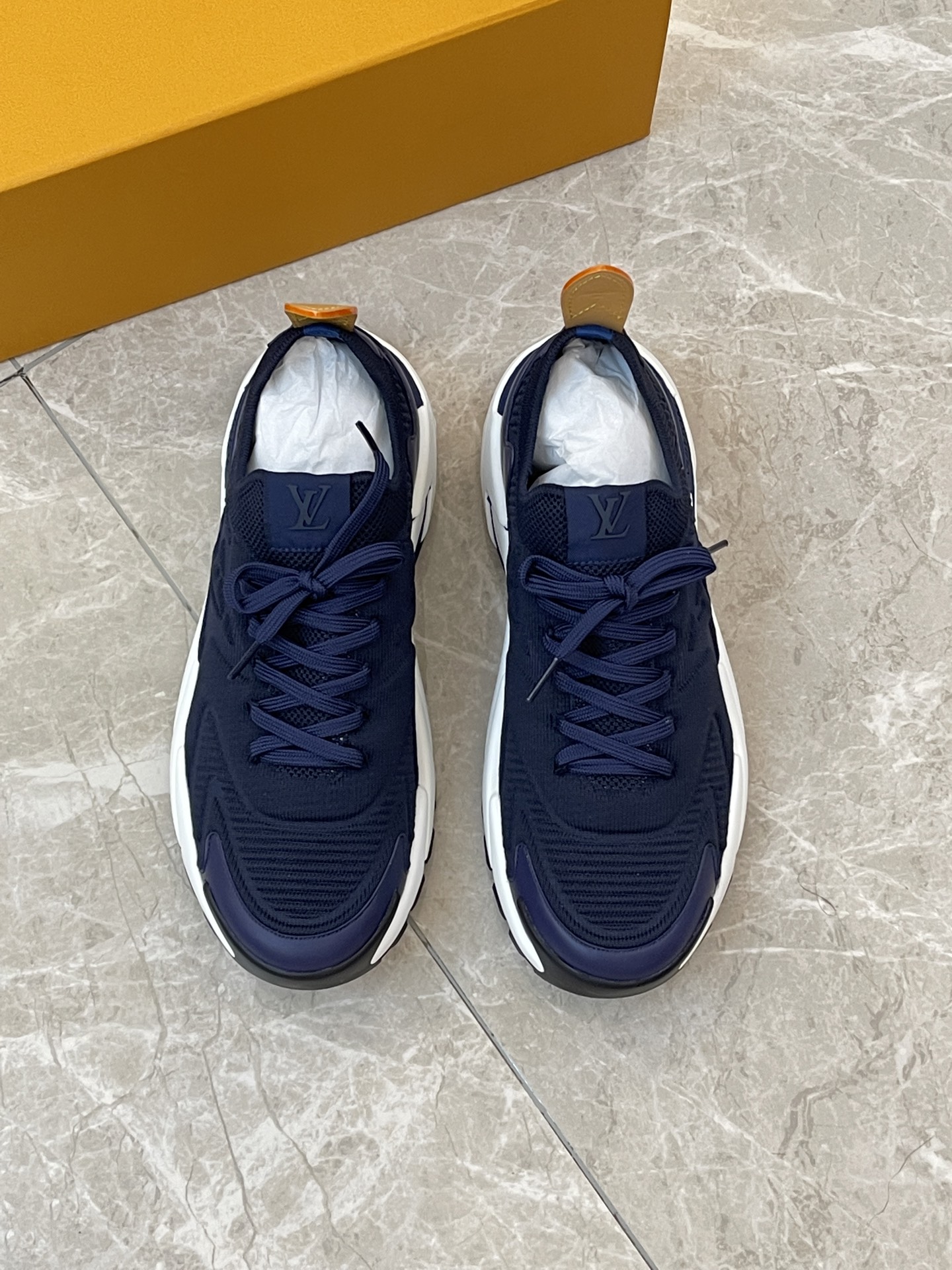 NO:350639,[L Home] Top size39-44 (customized by 38.45.46) LV Donkey Brand Louis Vuitton RUNNER TATIC New Men's Sports Shoes This LV Runner Tatic sneakers use the whole piece of technology to create an easy-to-wear design, and then outline the upper with cowhide. The side LV logo releases a dynamic atmosphere between the textures. The shape of the leather rear strap is similar to the handle fixtures of the Louis Vuitton leather series. The light and wear-resistant two-color rubber sole perfects the overall. The toe and heel wrap details continue to provide comfortable fabric foot pads, and the foot is fashionable!  With full set of original packaging!  , louis vuitton,louis vuitton,louis vuitton,louis vuitton,louis vuitton,sneakers,cowhide19860909【L家】顶级 size39-44（38.45.46定制） LV 驴牌 路易威登 RUNNER TATIC 新款男士运动鞋 本款 LV Runner Tatic 运动鞋采用整件科技针织打造易于穿脱的设计,再以牛皮革饰边勾勒鞋面.侧面 LV 标识在纹理间释放动感气息,皮革后袢带的形状恰似路易威登皮具系列的手柄固定件,轻盈耐磨的双色橡胶鞋底完善整体.鞋头及后跟包裹细节,延续舒适织物垫脚,上脚洋气时尚！配全套原包装！,,louis vuitton,louis vuitton,louis vuitton,louis vuitton,sneakers,cowhide,Men's shoes
