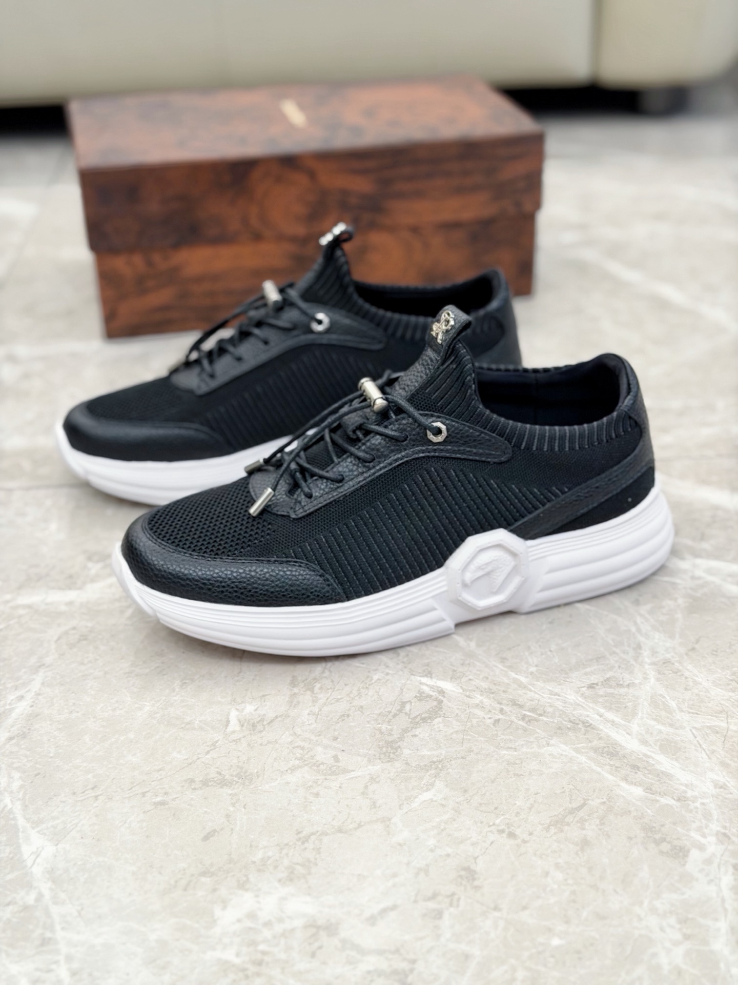 NO:779869,[Stefano Ricci] Size 39--46 (customized in 45.46) 2026 early autumn series Stefano Ricci/Stefano Ricci men's shoes, calfskin and suede sports and casual shoes  This men's casual sports shoe, mesh + leather stitching, is breathable and durable! The white rubber sole has perfect anti-slip power, which is OK for daily commuting and leisure. The geometric decoration on the side of the shoe has a sense of design, retro casual style, and can be easily controlled in business or family scenes. The metal eyelets of the shoelaces have exquisite details, easy to put on and take off, practical and fashionable, and are a must-have for men's versatile shoe cabinets!,,sneakers,cowhide19860909【Stefano Ricci 史蒂芬劳】 码数39--46（45.46定做） 2026早秋系列Stefano Ricci/史蒂芬劳.尼治男鞋 小牛皮和绒面革运动休闲鞋 这款男士休闲运动鞋,网面+皮革拼接,透气又耐穿!白色橡胶鞋底,防滑力满分,日常通勤、休闲都OK艹.鞋侧几何装饰超有设计感,复古休闲风,商务or家庭场景都能轻松驾驭.鞋带金属孔眼,细节精致,穿脱方便,实用又时髦,是男士百搭鞋柜必备!,,sneakers,cowhide,Men's shoes