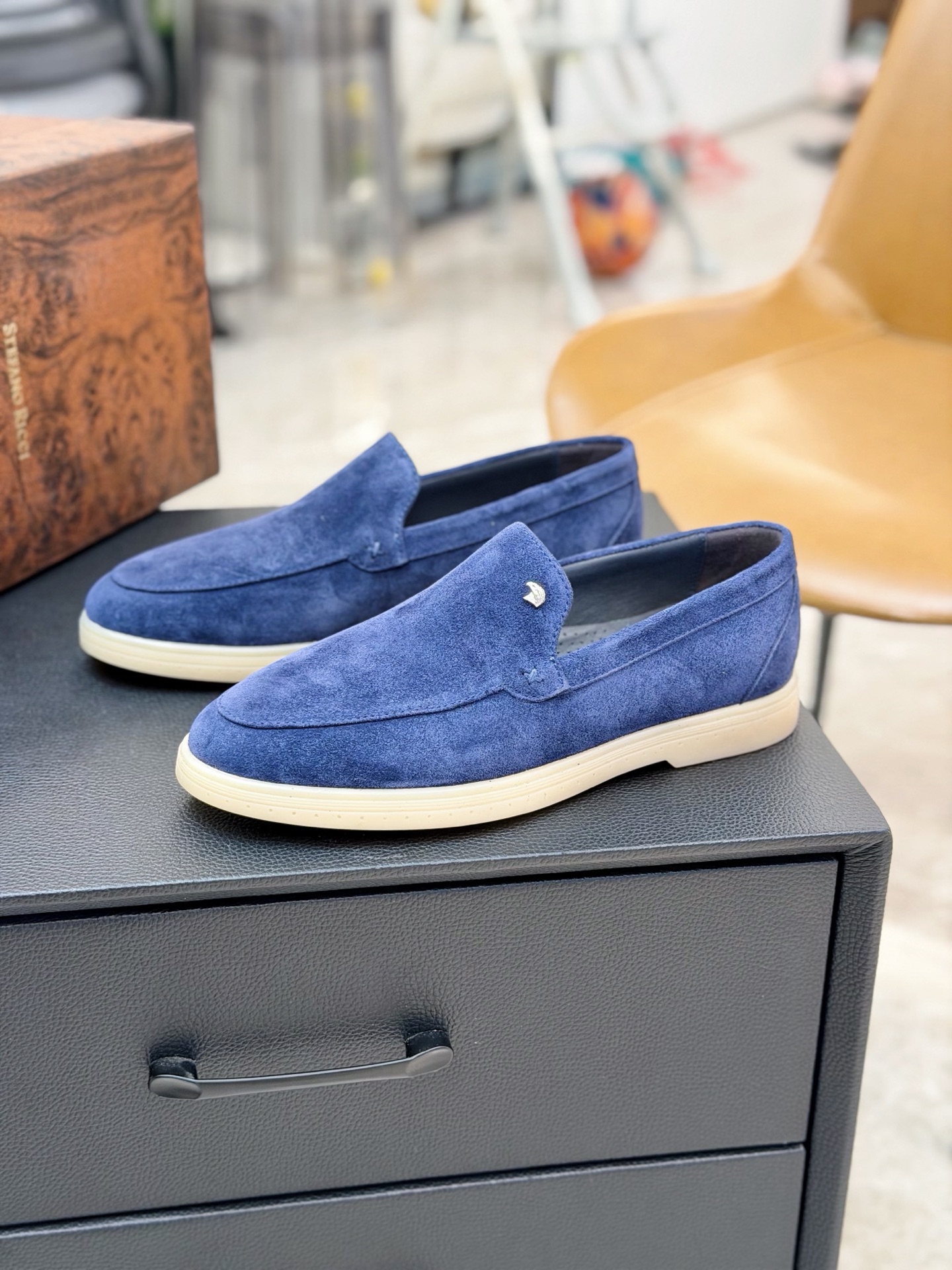 NO:779873,[Stefano Ricci] Size 39--44 (customized at 38.45.46) 2026 early autumn series Stefano Ricci/Stefano Ricci men's shoes, original casual slip-on shoes - Imported nubuck leather upper, metal fasteners with brand logo on the tongue - Water-dyed cowhide lining - Outsole Molded outsole - Super high quality control, fine workmanship highlighted (high-end, luxury, grade),,cowhide19860909【Stefano Ricci 史蒂芬劳】 码数39--44（38.45.46定做） 2026早秋系列Stefano Ricci/史蒂芬劳.尼治男鞋 原单休闲套脚鞋 -鞋面进口牛皮磨砂、鞋舌品牌logo金属扣件 -内里水染牛皮 -大底 成型大底 -超高品控·做工精细凸显(高端·贵气·档次),,cowhide,Men's shoes