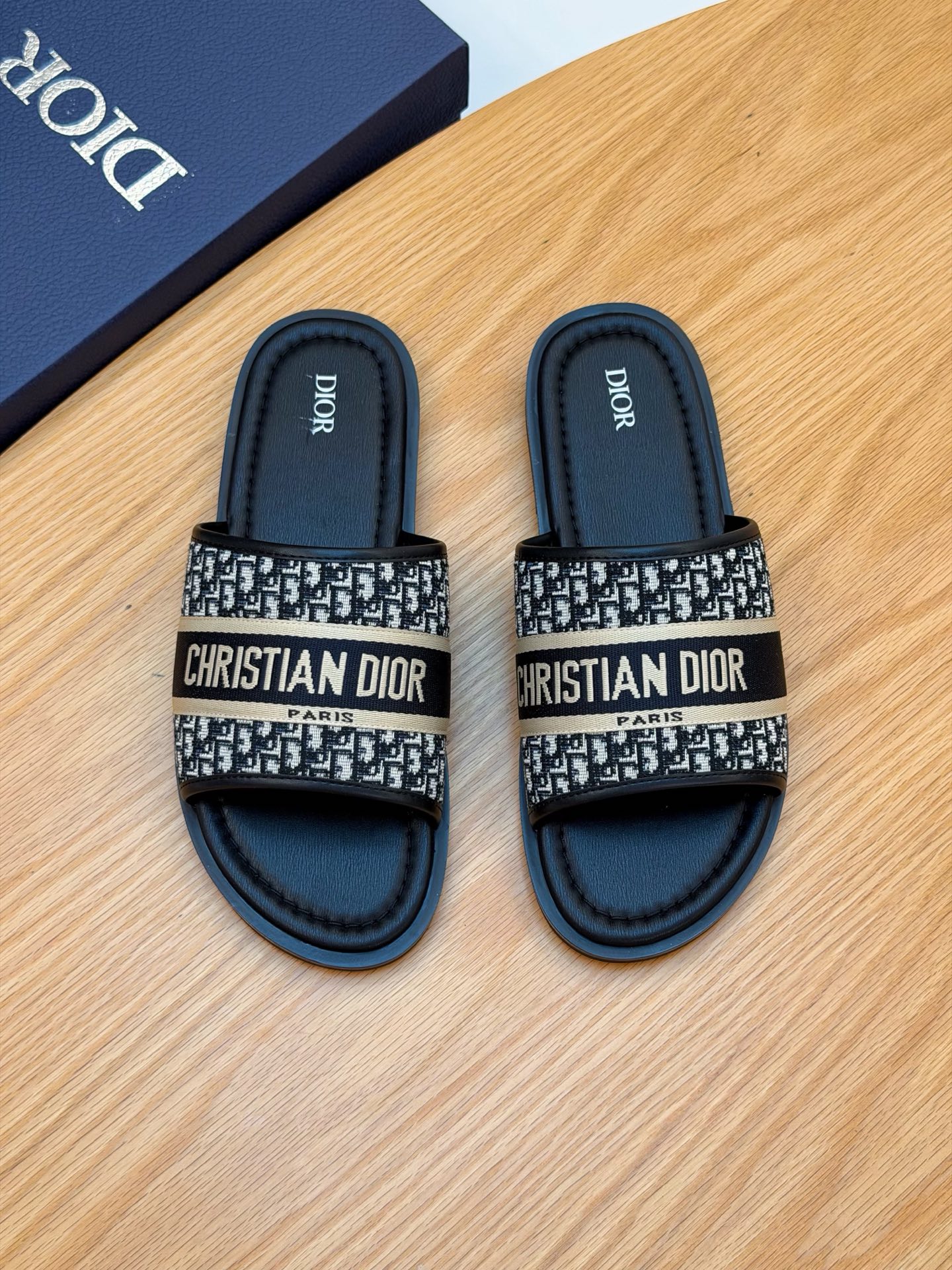 NO:831621,Dior Dior 2026 Spring and Summer Men's Size New Slippers Letters Logo Oblique Presbyopia Stars Same Style Flat Letters Logo Beach Sandals Flat Slippers Classic High-Quality Beauty Specialized Cabinet Hottest Spring and Summer Series Both Temperament, Fashionable, Classic and Resistant Design Styles Are Especially Beautiful on Feet ∽ Whether it is a beach vacation or a daily wear, it is definitely a pair of shoes with a full sense of freshness!  Densely embroidered, exquisite logo and delicate texture, calfskin is super comfortable!  This must-have item for summer, whether you are on vacation at the beach or wearing it casually, it is definitely full of freshness!  Size 39-44 (45.46 is custom-made and non-refundable), dior, dior, sandals, flats, slippers, cowhide19860909Dior 迪奥 2026 春夏 男码 新款拖鞋 字母logo Oblique老花明星同款平底字母logo沙滩凉鞋 平底鞋拖经典上乘美艳力专作柜最火春夏系兼列备气质时尚经典看耐的设计风格上效脚果特别美∽ 无论是海边度还假是平时穿着,绝是对满满的清新感鞋面！ 密刺度绣,精致logo质感细腻,小牛皮舒服度超高！这个季夏必备单品,无论海是边度假还是平穿时着,绝对是满的满清新感！ 尺码39-44（45.46定做不退）,,dior,dior,sandals,flats,slippers,cowhide,Men's shoes