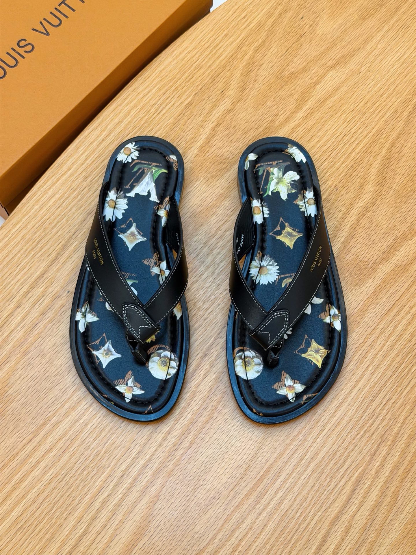 NO:831625,LV Donkey Brand Louis Vuitton Men's Slippers The latest classic L embossed slippers!  goods!  A must-have for refreshing summer, with top-notch craftsmanship [strong]!  The original cow embossed surface has a super three-dimensional effect (super strong texture and feel)!  The lining and midsole are both wrapped in calfskin, making your feet comfortable and soft!  Super texture!  T P U non-slip outsole!  Size:38-45,,louis vuitton,louis vuitton,louis vuitton,slippers,cowhide19860909LV 驴牌 路易威登 男士拖鞋 最新经典L压花拖！货！清爽夏季必备搭配,顶级手工艺[强]！面原版胎牛猄压花立体感超强(超强质感、手感)！内里、中底均为小牛皮包裹,脚感舒适柔软！质感超强！T P U防滑大底！Size:38-45,,louis vuitton,louis vuitton,louis vuitton,slippers,cowhide,Men's shoes