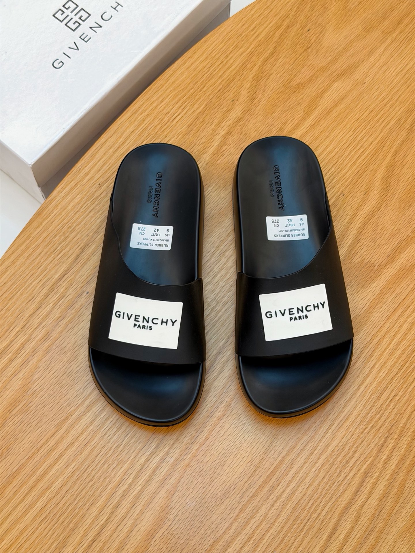 工厂价 《GIVENCHY》纪梵希时尚男拖鞋.穿脚非常舒服,大牌名星最爱的奢侈品.浮雕立体字母,经典高档而华丽的完美结合.为你展现出高贵不凡的人生气质.新的颜色搭配,新的视觉冲击👋👋👋 8色可选