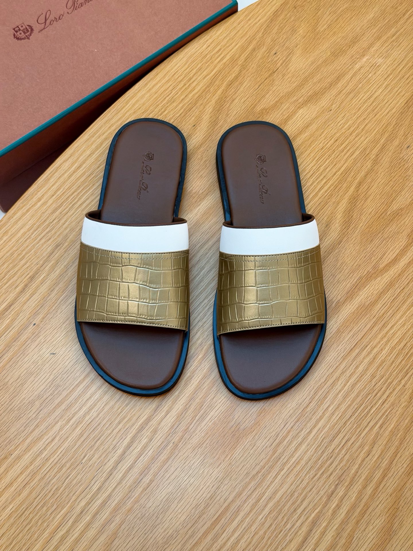 NO:833436,Loro Piana, LP's popular spring and summer slippers are synchronized with the new counters. The uppers are imported cowhide fabrics from Italy. High-quality splicing technology. The original soles are specially provided by the original factory. The exclusive molded soles are super comfortable. Original factory orders. High quality. You can enter and leave the counter at will. You are welcome to compare. The code number is 39-45; (order 46 47), loro piana, loro piana, slippers, cowhide19860909Loro Piana 诺悠翩雅 ,LP 炸街男神春夏拖鞋新品专柜同步,鞋面意大利进口牛皮面料,高品质拼接工艺,鞋底原厂特供原版底,独家活动成型底超级舒适,原厂跟单货,高品质,可随意进出专柜,欢迎对比,码数 39-45；（ 订46 47）,,loro piana,loro piana,slippers,cowhide,Men's shoes