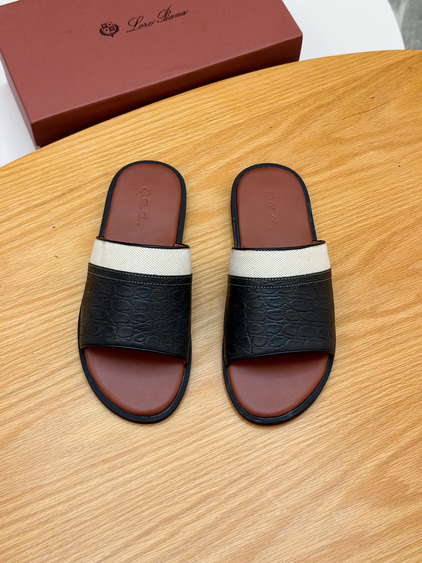 NO:887221,Loro Piana, LP's popular spring and summer slippers are synchronized with the new counters. The uppers are imported cowhide fabrics from Italy. High-quality splicing technology. The original soles are specially provided by the original factory. The exclusive molded soles are super comfortable. Original factory follow-up products. High quality. You can enter and exit the counter at will. Comparisons are welcome. Code number: 38-45, loro piana, loro piana, slippers, cowhide19860909Loro Piana 诺悠翩雅 ,LP 炸街男神春夏拖鞋新品专柜同步,鞋面意大利进口牛皮面料,高品质拼接工艺,鞋底原厂特供原版底,独家活动成型底超级舒适,原厂跟单货,高品质,可随意进出专柜,欢迎对比,码数 38-45,,loro piana,loro piana,slippers,cowhide,Men's shoes