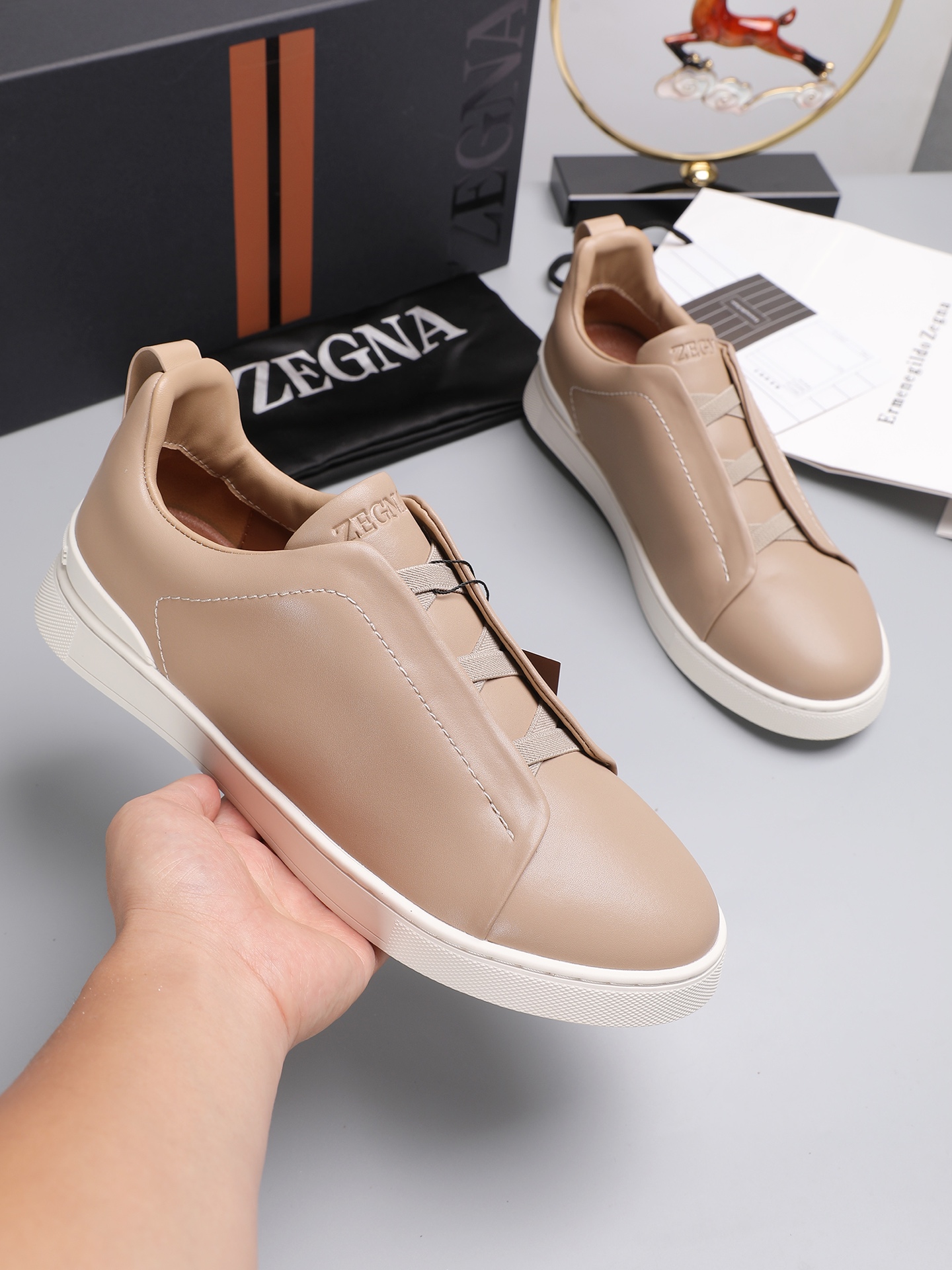 NO:349767,[Real Price] ZEGNA Men's Shoes Spring and Summer New Triple StitchTM Luxury Casual Shoes are on the market. Selected Zegna Men's Shoes Leather iconic triple cross elasticity reveals the design, bringing a distinct style recognition to classic shoes, light structure to remove pressure, rich and rich natural tones, the texture is light and flexible and versatile, meeting the dressing needs of different occasions. Size 38-44, (45.46.47.48 Custom made without return), zegna19860909【实价】ZEGNA杰尼亚男鞋春夏 新品Triple StitchTM奢华休闲鞋上市了,精选杰尼亚男鞋皮革标志性三重交叉松紧展露设计感,为经典鞋款带来鲜明风格辨识,轻便结构卸去压力,丰富浓郁的自然色调,质感轻盈且灵活百搭,满足不同场合的着装需求. 码数38-44,（45.46.47.48定做不退换）,,zegna,Men's shoes