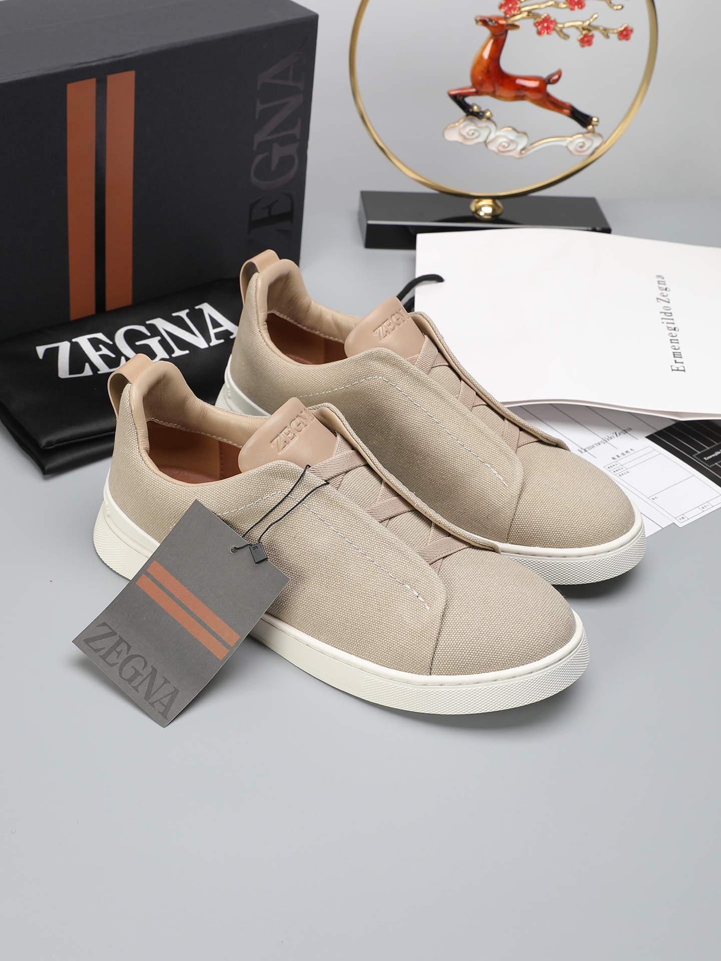 NO:349751,[Real Price] ZEGNA Men's Shoes Spring and Summer New Triple StitchTM Luxury Casual Shoes are on the market, with a selection of ZEGNA Men's Shoes Cotton Linen and Leather, the iconic triple cross-string elasticity revealing the design, bringing a distinct style recognition to classic shoes, light structure to remove pressure, rich and rich natural tones, the texture is light and flexible and versatile, meeting the dressing needs of different occasions. Size 38-44, (45.46.47.48 Customized without return or exchange), zegna19860909【实价】ZEGNA杰尼亚男鞋春夏 新品Triple StitchTM奢华休闲鞋上市了,精选杰尼亚男鞋棉亚麻及皮革,标志性三重交叉松紧展露设计感,为经典鞋款带来鲜明风格辨识,轻便结构卸去压力,丰富浓郁的自然色调,质感轻盈且灵活百搭,满足不同场合的着装需求. 码数38-44,（45.46.47.48定做不退换）,,zegna,Men's shoes