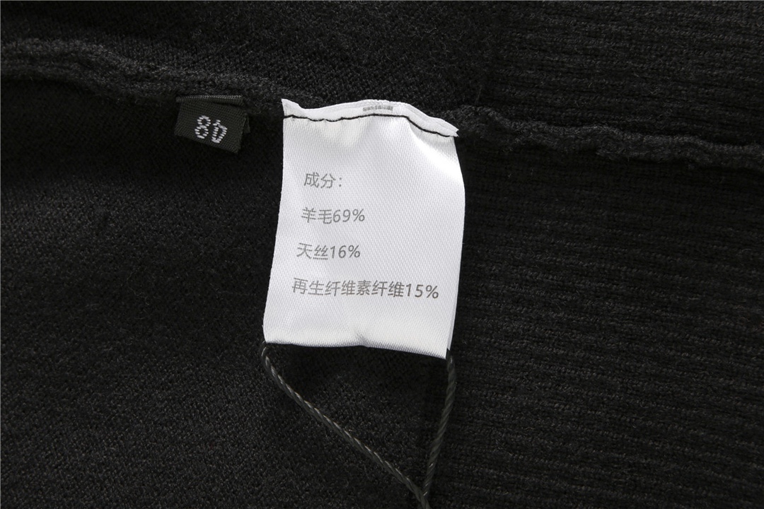 主推爆款 开衫常年做货24512  P165 爆款主推款开衫 m-4xl 最大穿200斤左右🔥🔥🔥🔥
原单VERSACE范思哲羊毛衣 高级精美提花刺绣定制 新品 都市风十足 经典简约大气图案设计打底针织毛衣。 采用进口新西兰羊毛69%， 进口天丝16%，抗起球纤维15%，柔软细腻 非常舒服 。男人的衣柜都少不了基础打底 随时随地都可以拿来搭配各种服饰 衣服设计非常的简洁 ，亲们赶紧入手！
