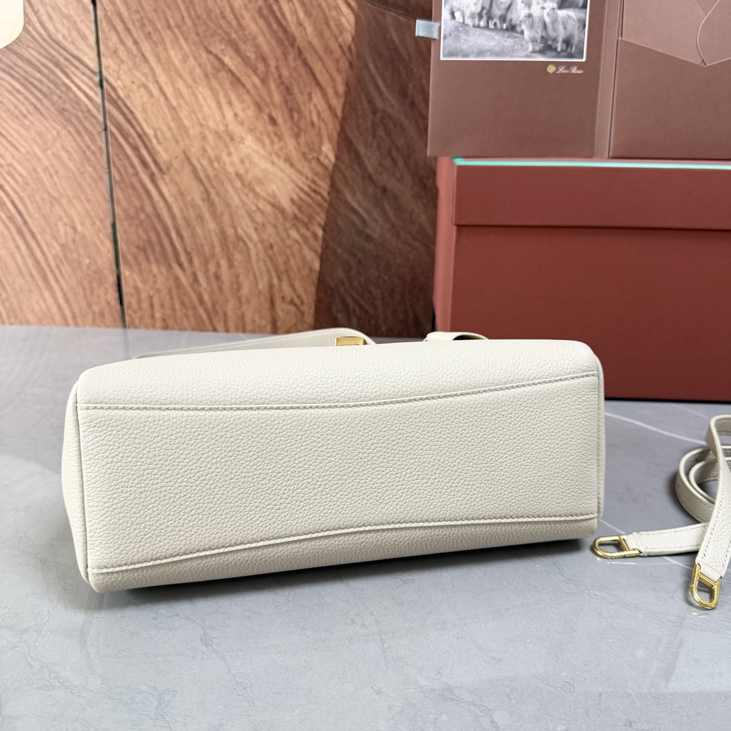 Lori piana诺悠翩雅 Extra Softy Bag L29手袋 颜色：浅米色 款号：FAW0113 Extra
