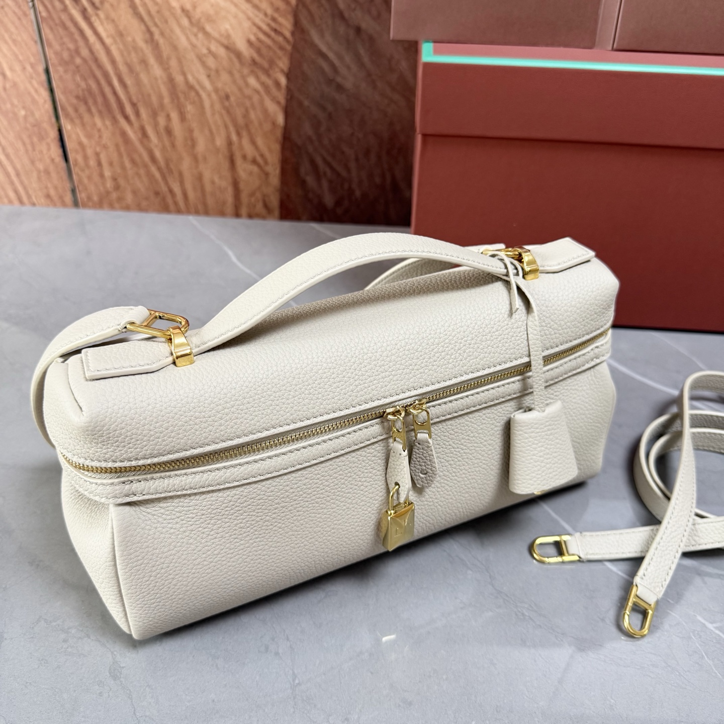 Lori piana诺悠翩雅 Extra Softy Bag L29手袋 颜色：浅米色 款号：FAW0113 Extra
