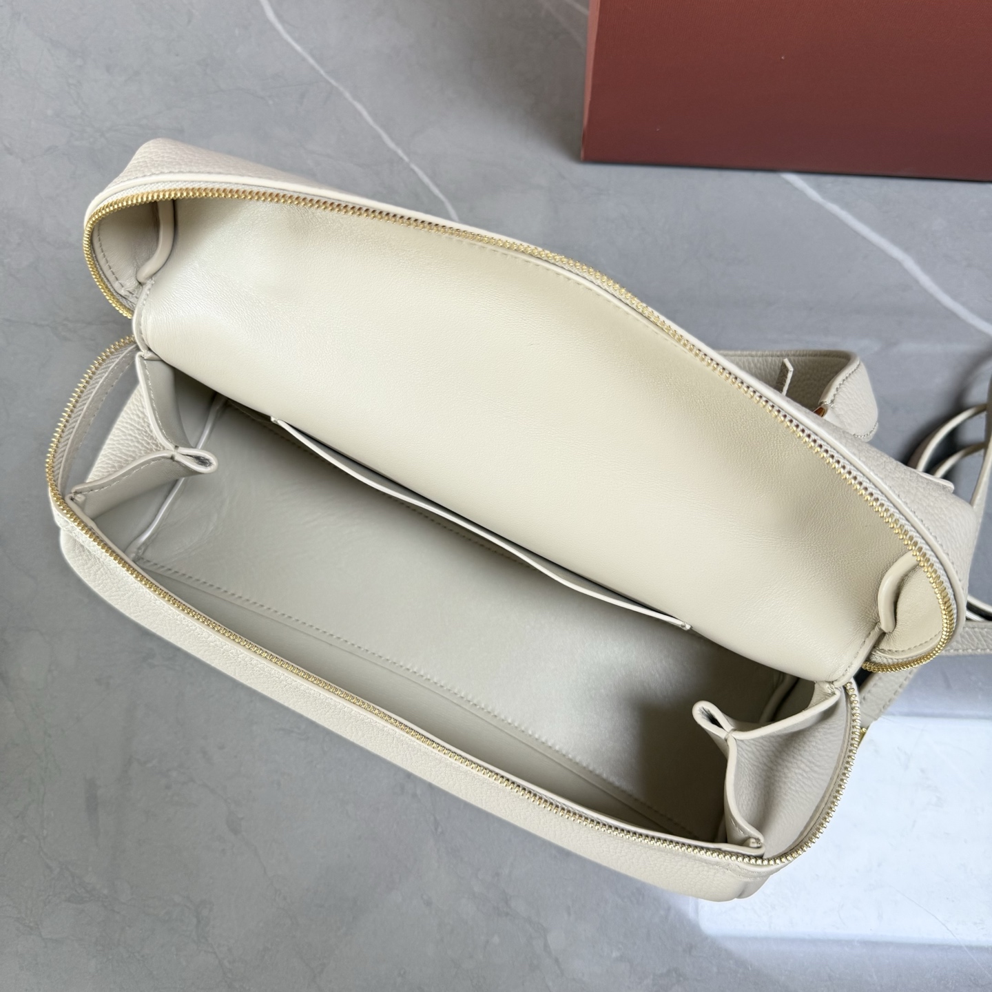 Lori piana诺悠翩雅 Extra Softy Bag L29手袋 颜色：浅米色 款号：FAW0113 Extra