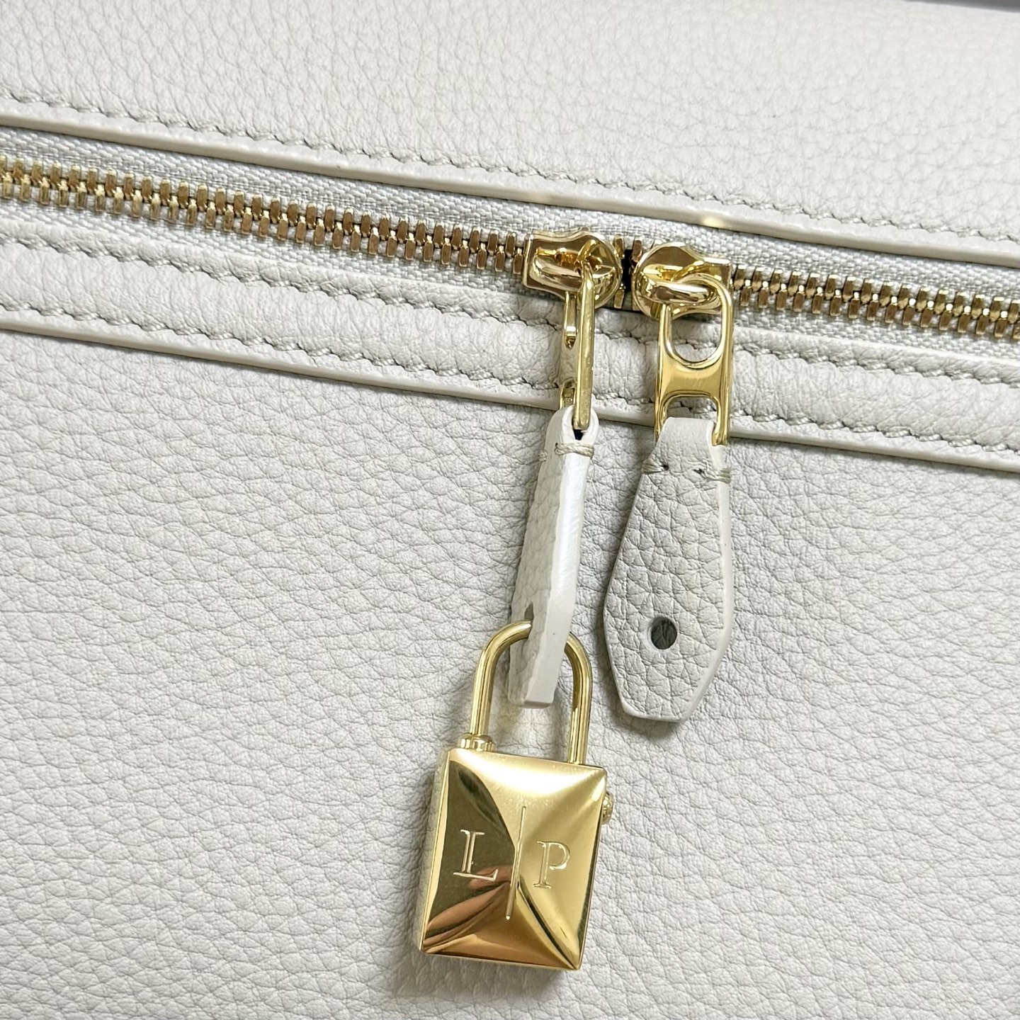 Lori piana诺悠翩雅 Extra Softy Bag L29手袋 颜色：浅米色 款号：FAW0113 Extra