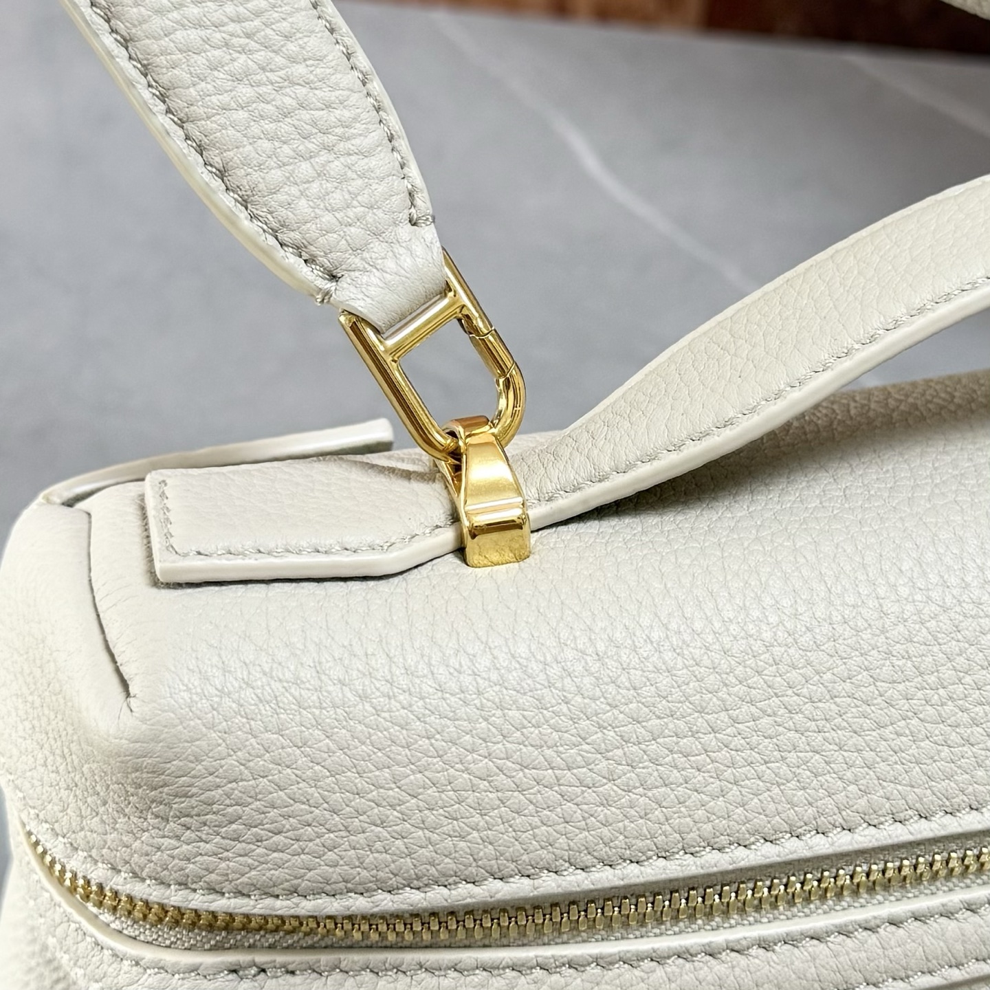Lori piana诺悠翩雅 Extra Softy Bag L29手袋 颜色：浅米色 款号：FAW0113 Extra