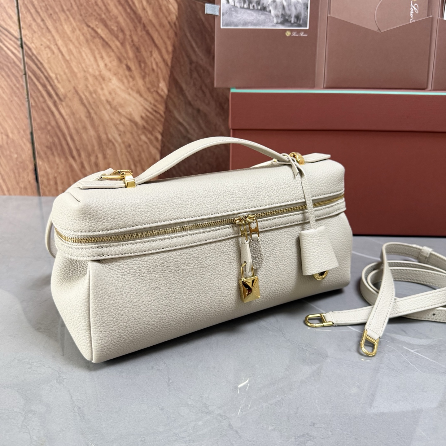 Lori piana诺悠翩雅 Extra Softy Bag L29手袋 颜色：浅米色 款号：FAW0113 Extra