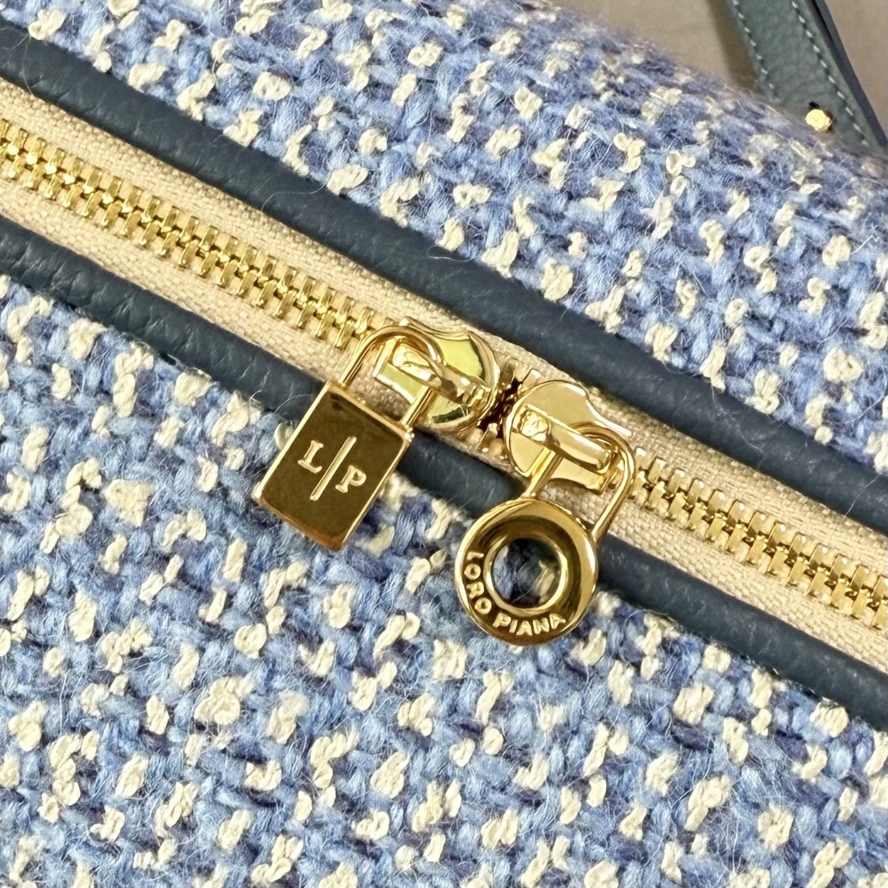 Loro piana Extra Pocket L19手拿包 小牛皮/货号:FAI8393 颜色：蓝色羊绒 产品详情 宽