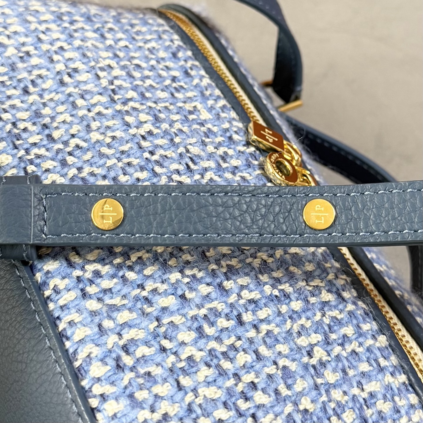 Loro piana Extra Pocket L19手拿包 小牛皮/货号:FAI8393 颜色：蓝色羊绒 产品详情 宽