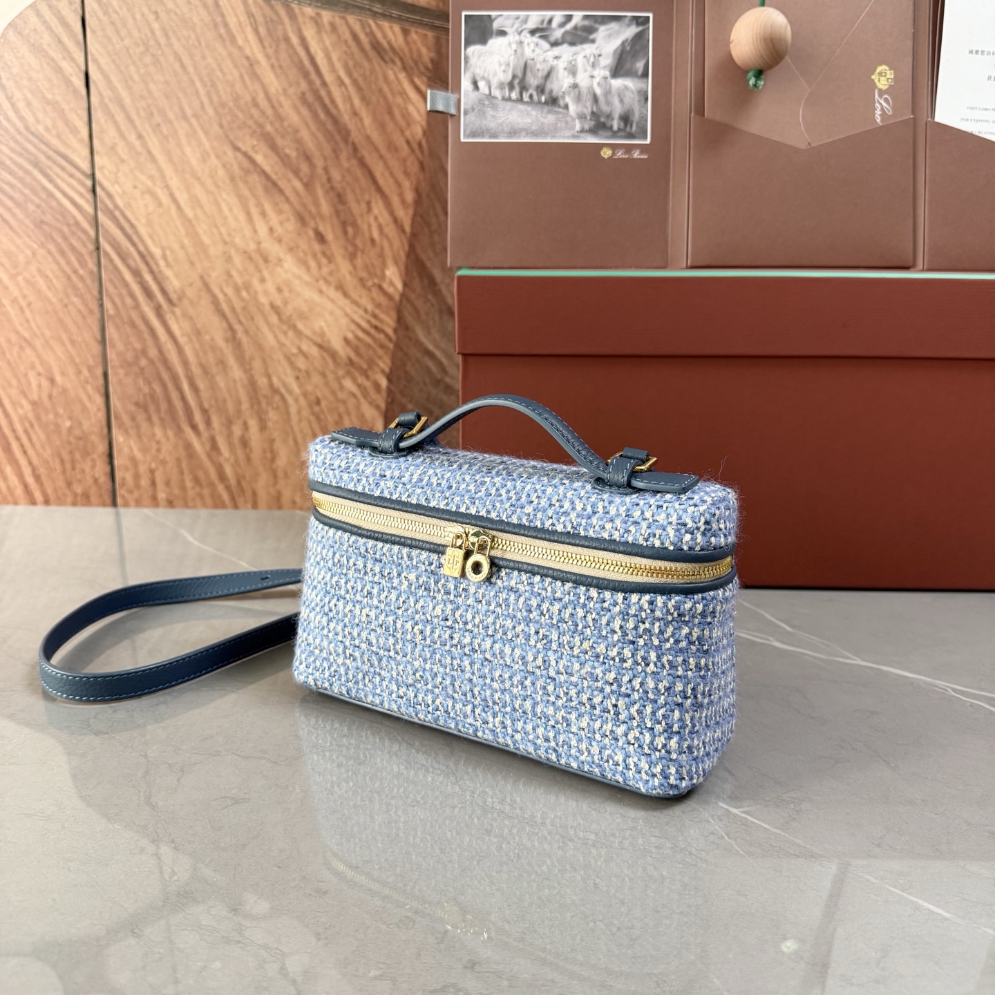 Loro piana Extra Pocket L19手拿包 小牛皮/货号:FAI8393 颜色：蓝色羊绒 产品详情 宽