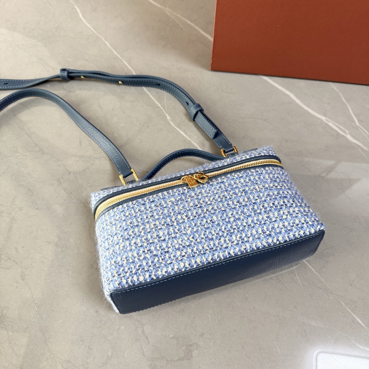 Loro piana Extra Pocket L19手拿包 小牛皮/货号:FAI8393 颜色：蓝色羊绒 产品详情 宽