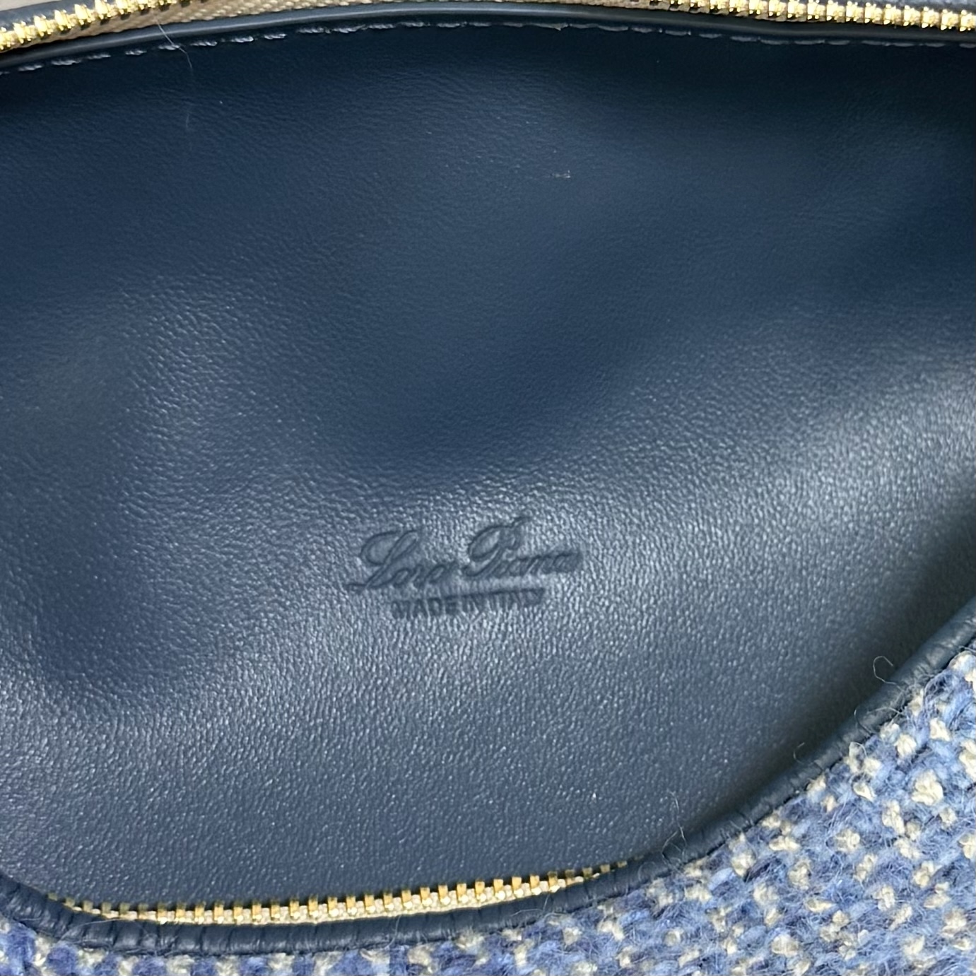Loro piana Extra Pocket L19手拿包 小牛皮/货号:FAI8393 颜色：蓝色羊绒 产品详情 宽