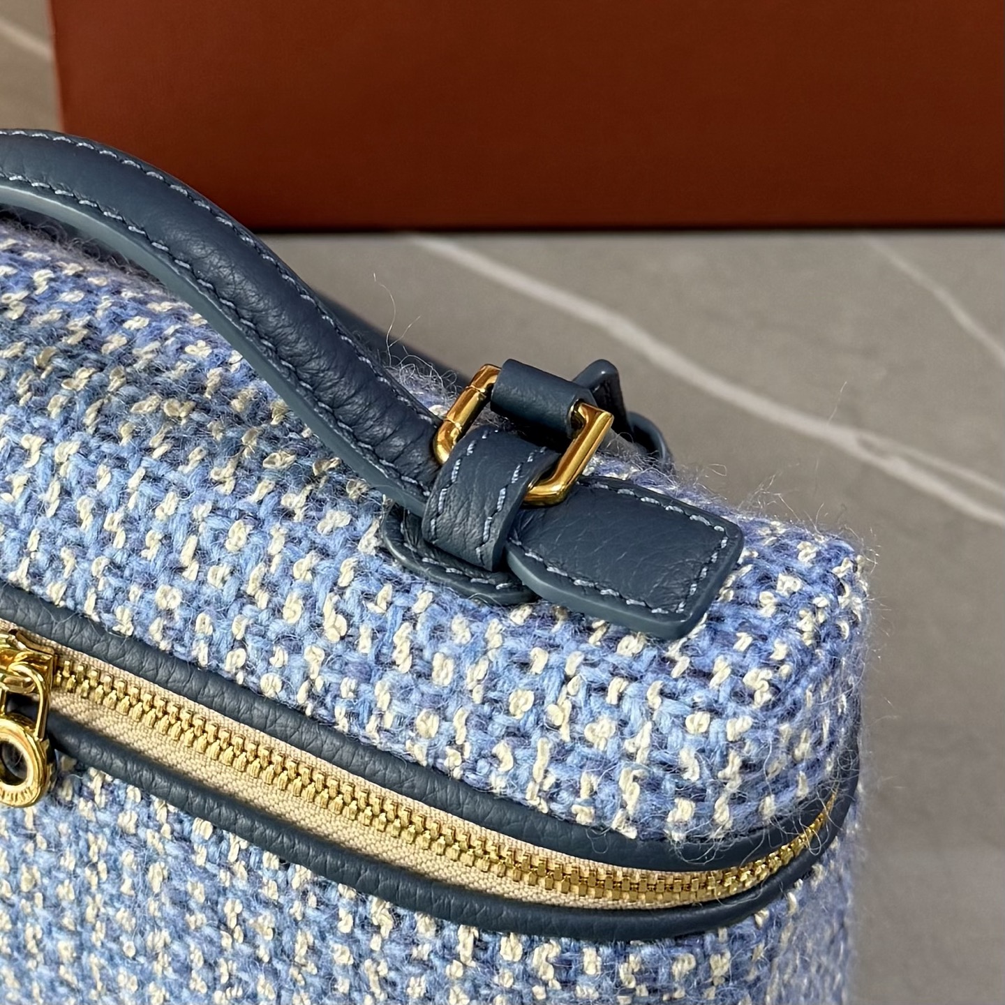 Loro piana Extra Pocket L19手拿包 小牛皮/货号:FAI8393 颜色：蓝色羊绒 产品详情 宽