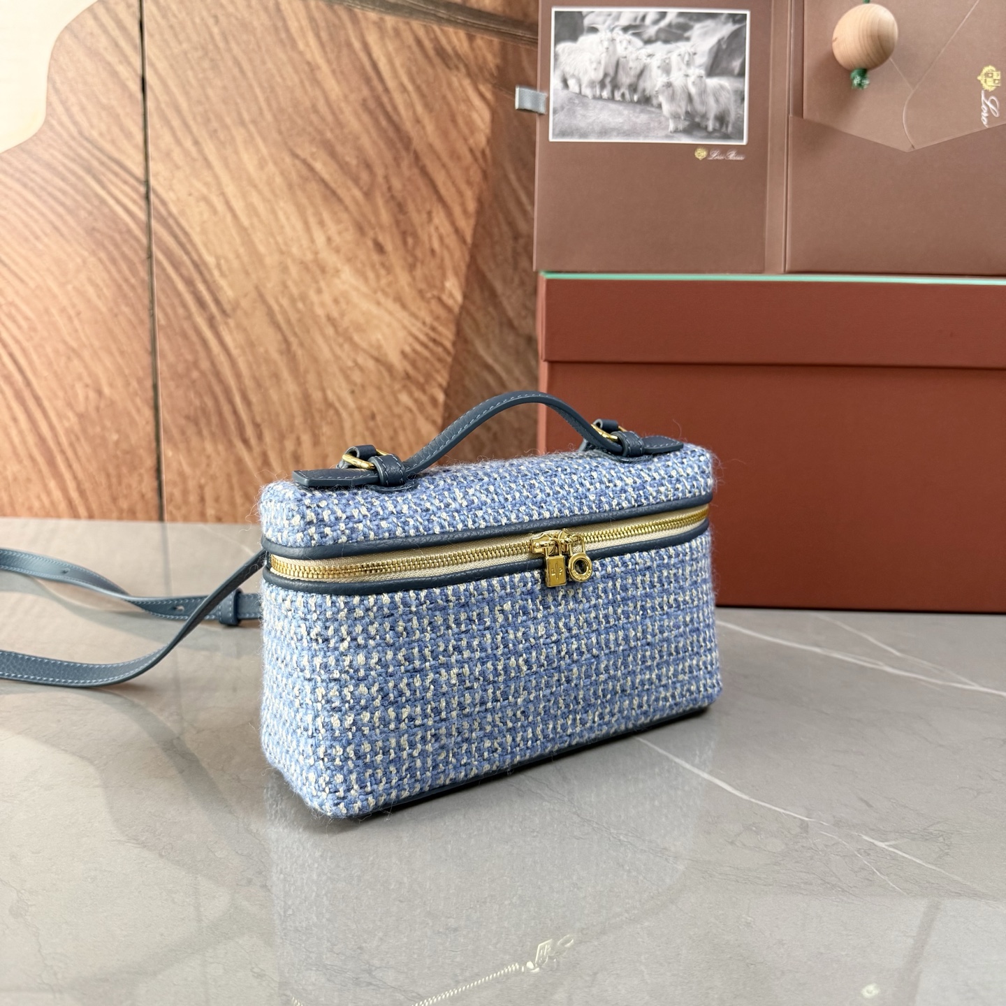 Loro piana Extra Pocket L19手拿包 小牛皮/货号:FAI8393 颜色：蓝色羊绒 产品详情 宽