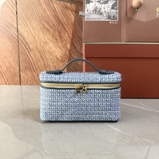 Loro piana Extra Pocket L19手拿包 小牛皮/货号:FAI8393 颜色:蓝色羊绒 产品详情 宽 Loro piana Extra Pocket L19手拿包 小牛皮/货号:FAI8393 颜色:蓝色羊绒 产品详情 宽