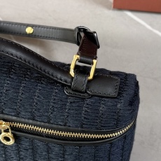 Loro piana Extra Pocket L19手拿包 小牛皮/货号:FAI8393 颜色:深蓝条纹布 产品详情 Loro piana Extra Pocket L19手拿包 小牛皮/货号:FAI8393 颜色:深蓝条纹布 产品详情