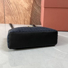 Loro piana Extra Pocket L19手拿包 小牛皮/货号:FAI8393 颜色:深蓝条纹布 产品详情 Loro piana Extra Pocket L19手拿包 小牛皮/货号:FAI8393 颜色:深蓝条纹布 产品详情
