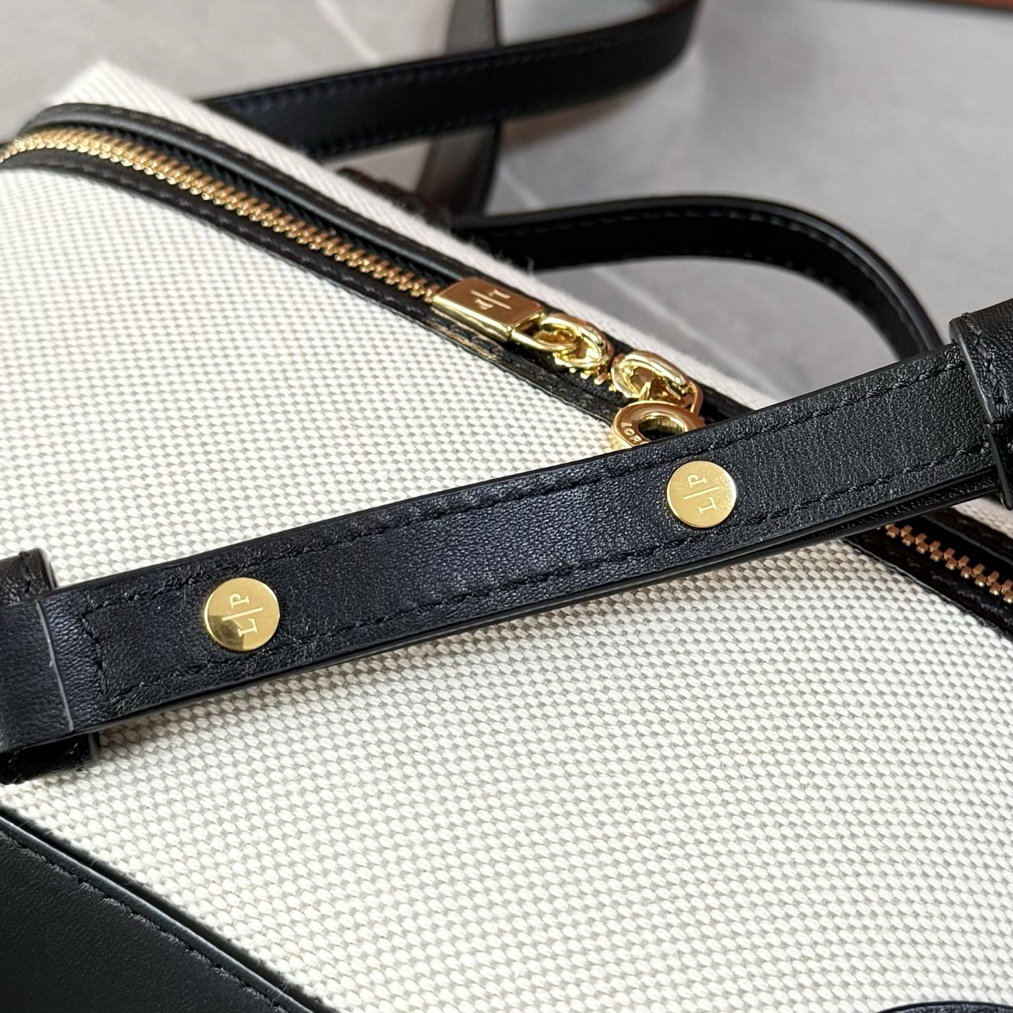 Loro piana Extra Pocket L19手拿包 小牛皮/货号:FAI8393 颜色：黑色帆布 产品详情 宽