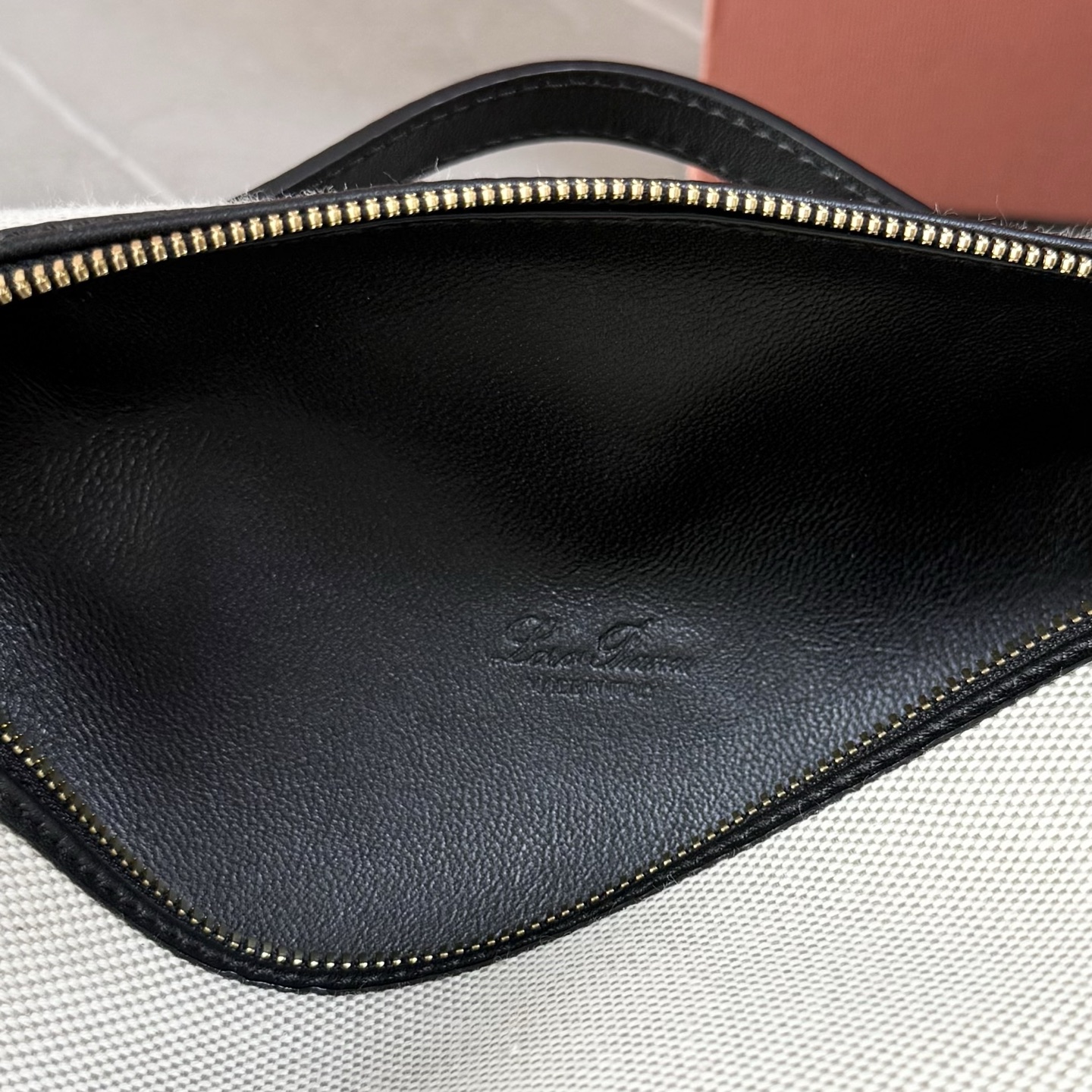 Loro piana Extra Pocket L19手拿包 小牛皮/货号:FAI8393 颜色：黑色帆布 产品详情 宽